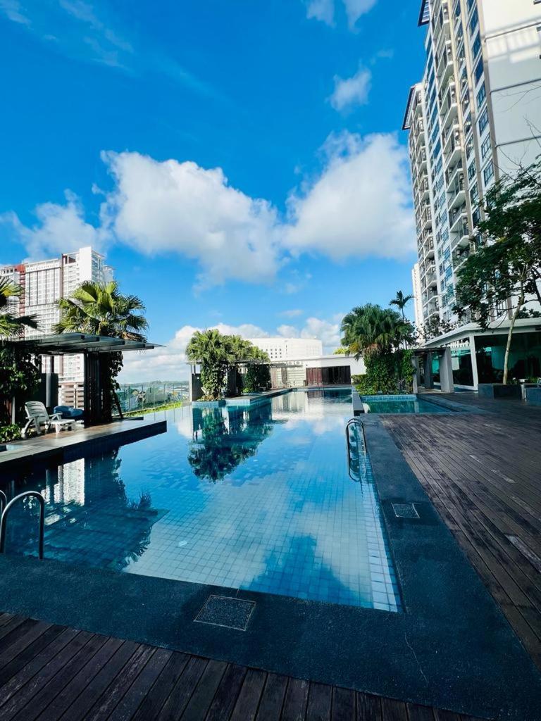 Aira Suite JB Near CIQ