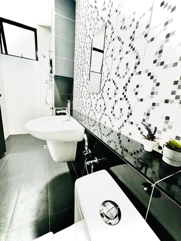 Aira Suite JB Near CIQ