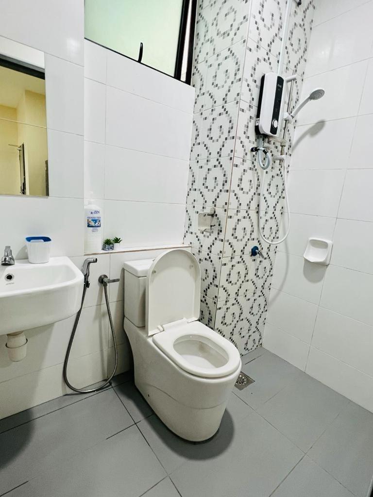Aira Suite JB Near CIQ