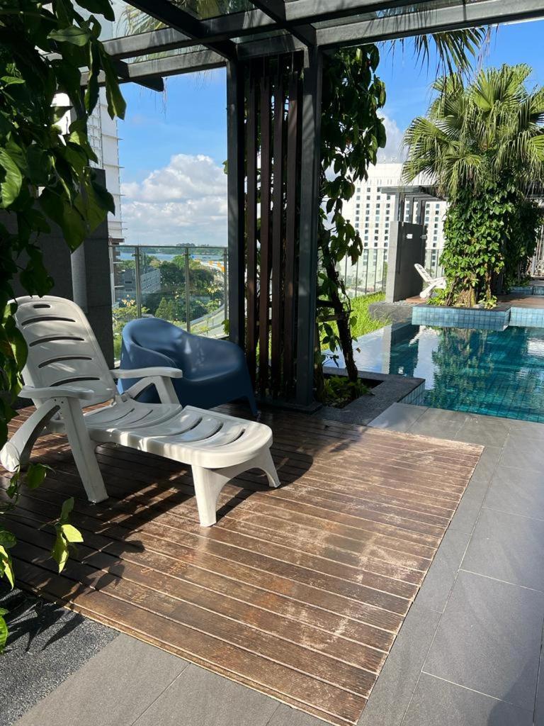 Aira Suite JB Near CIQ