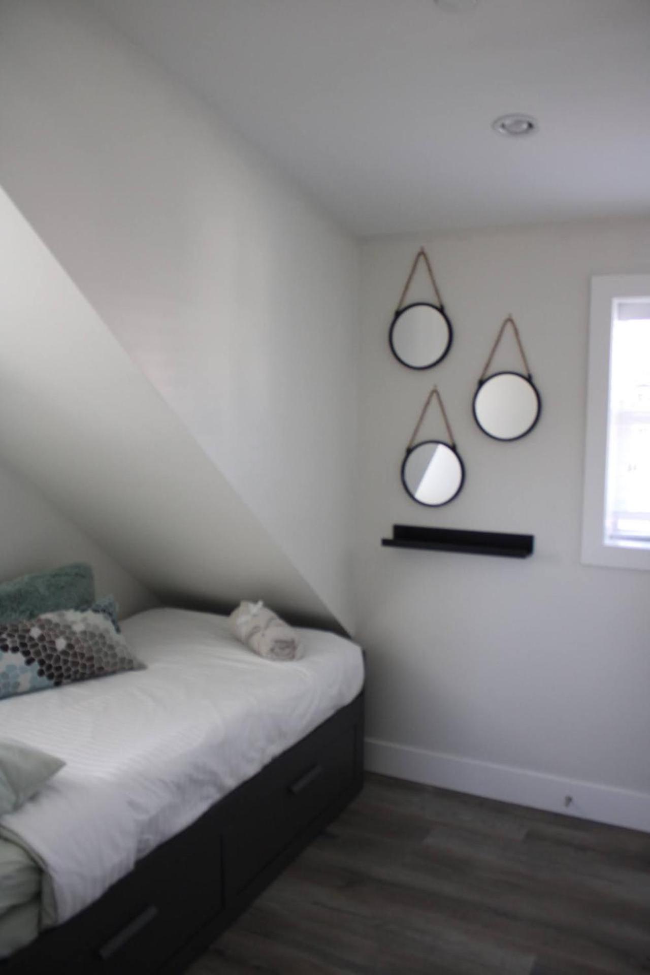 Bright and cozy modern home in Vancouver - central to YVR-Downtown - Free Private Parking