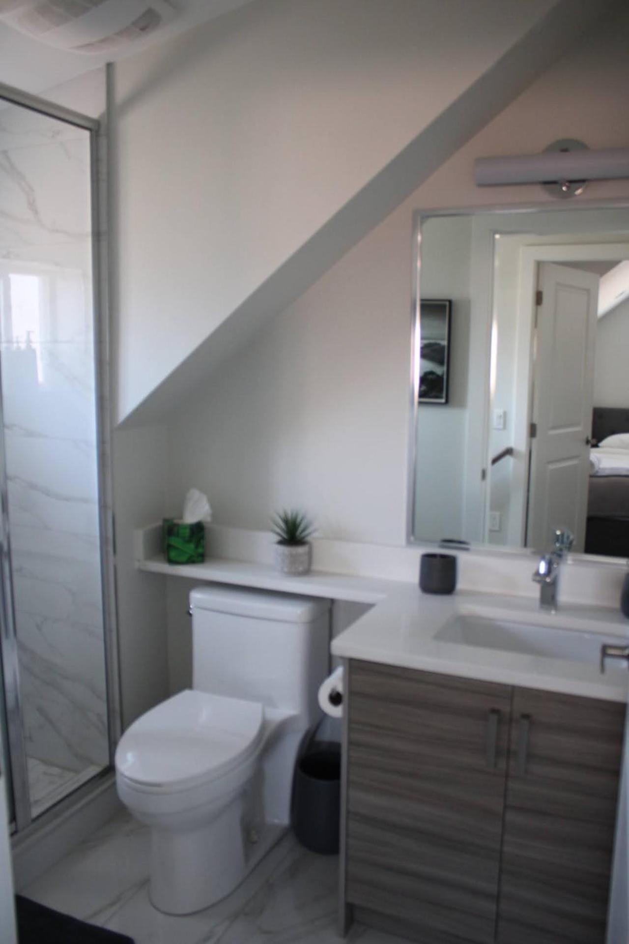 Bright and cozy modern home in Vancouver - central to YVR-Downtown - Free Private Parking