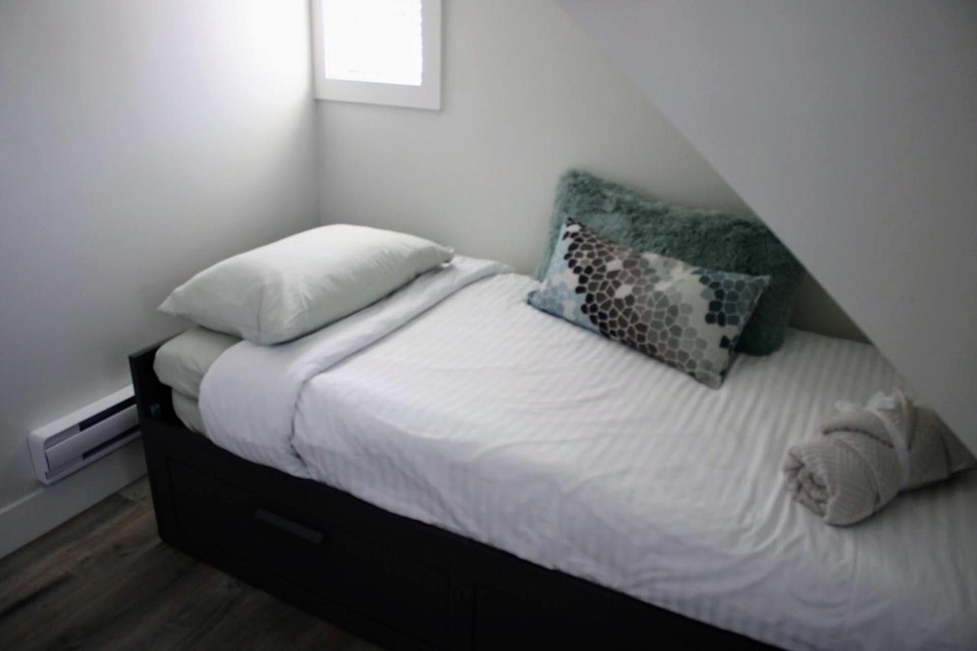 Bright and cozy modern home in Vancouver - central to YVR-Downtown - Free Private Parking