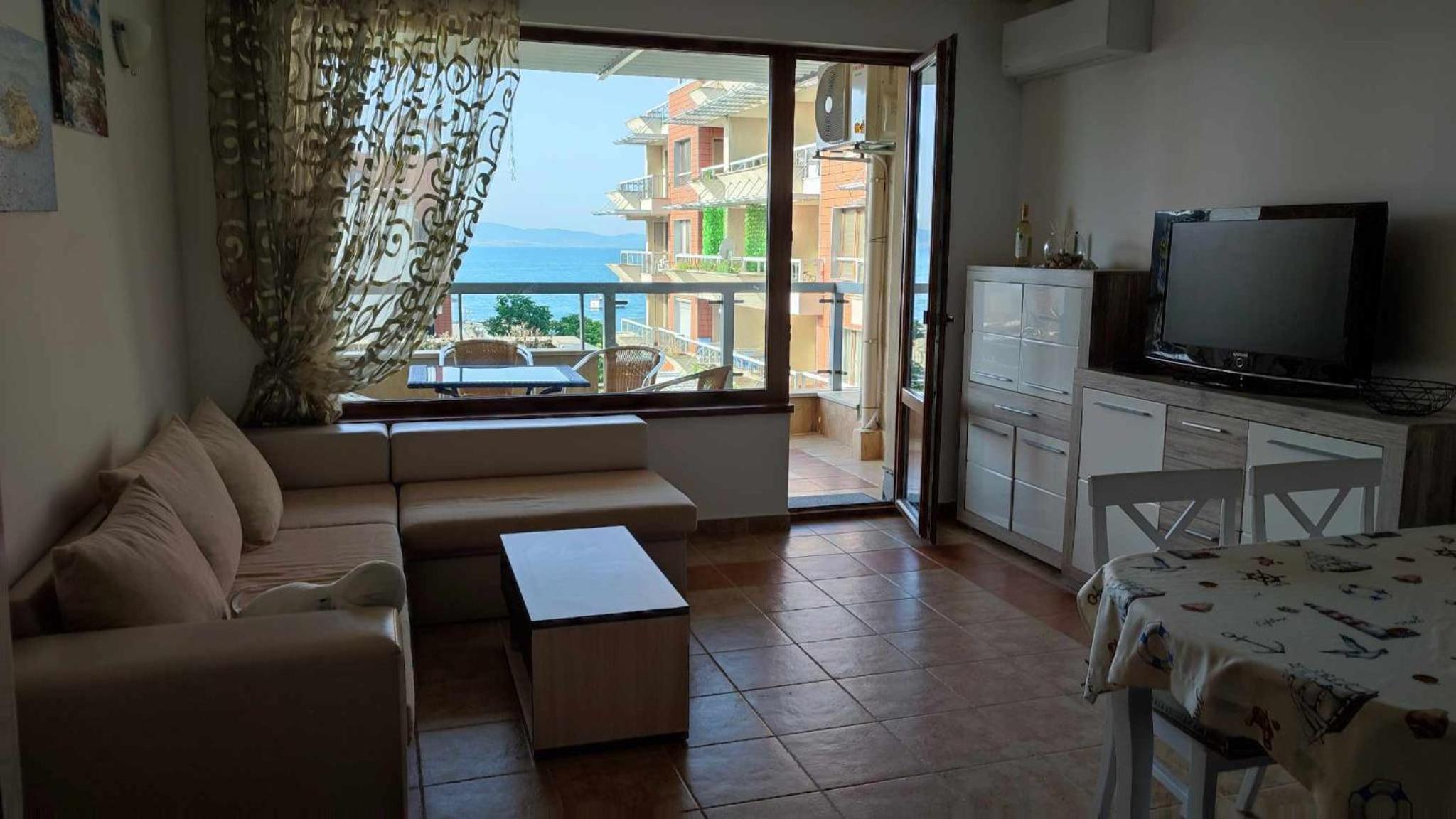 Cozy apartment with sea view and free parking