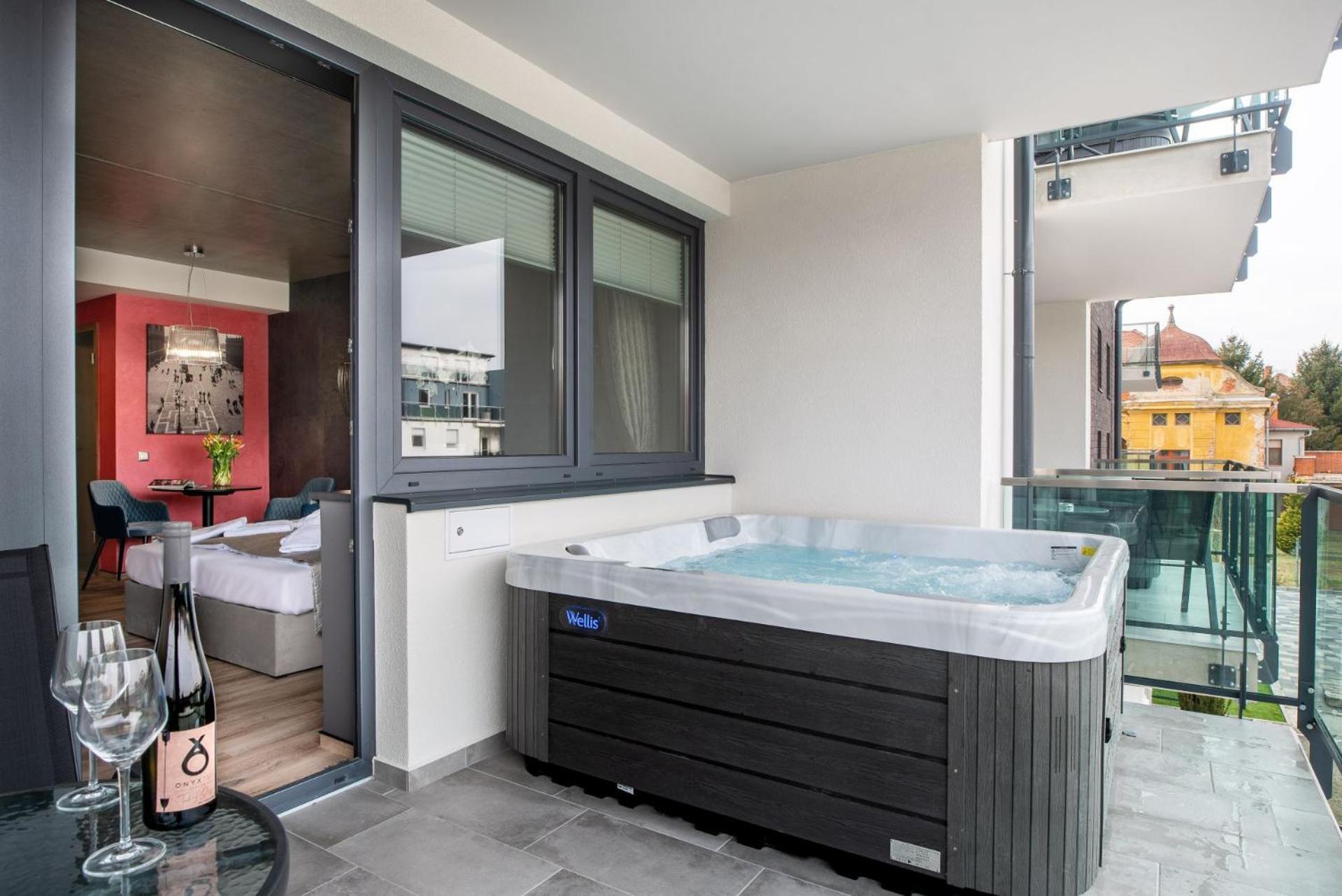 Onyx Luxury Sarvar