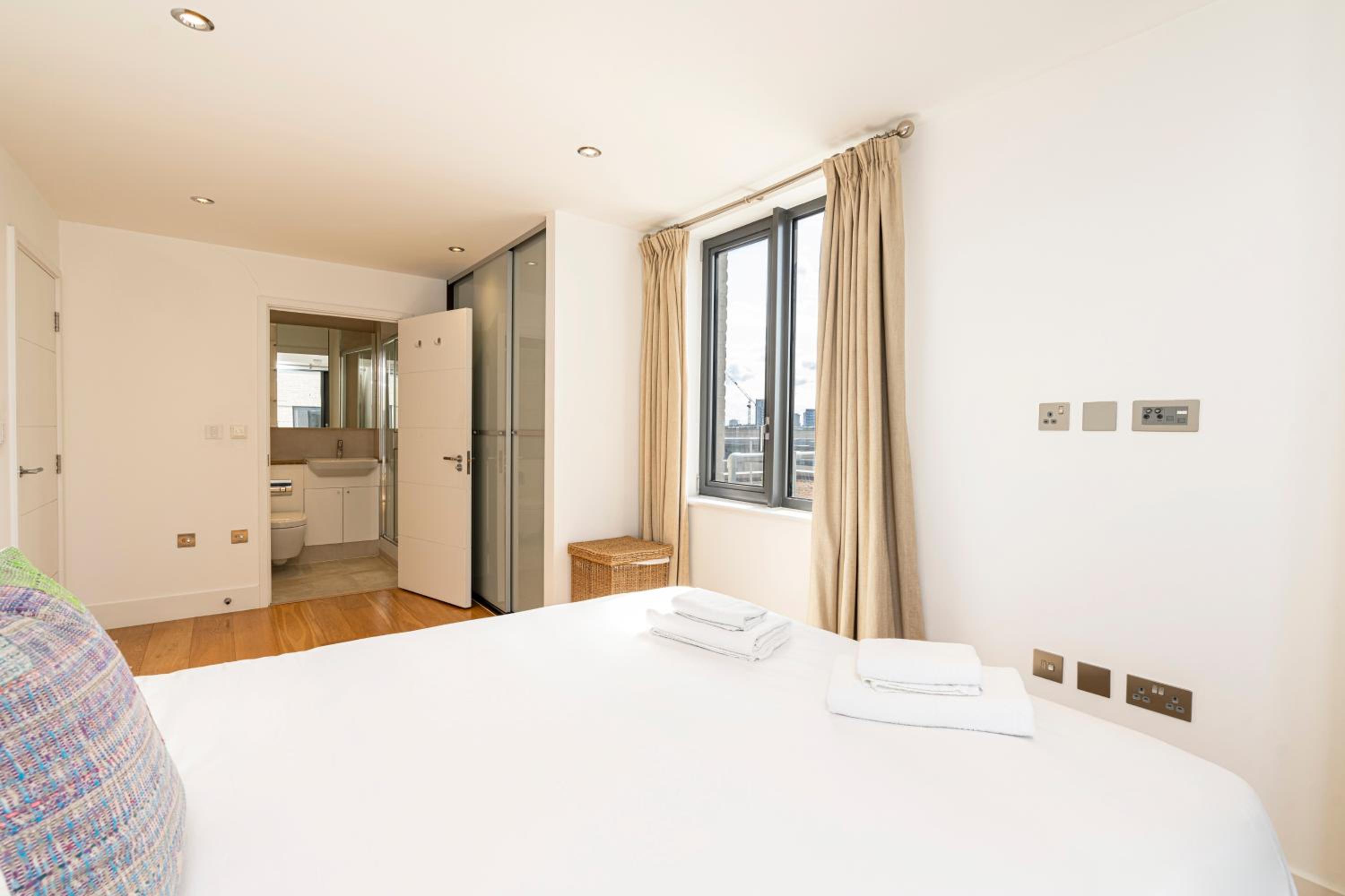 JOIVY Modern 1 bed, 2 bath flat with terrace in North Kensington