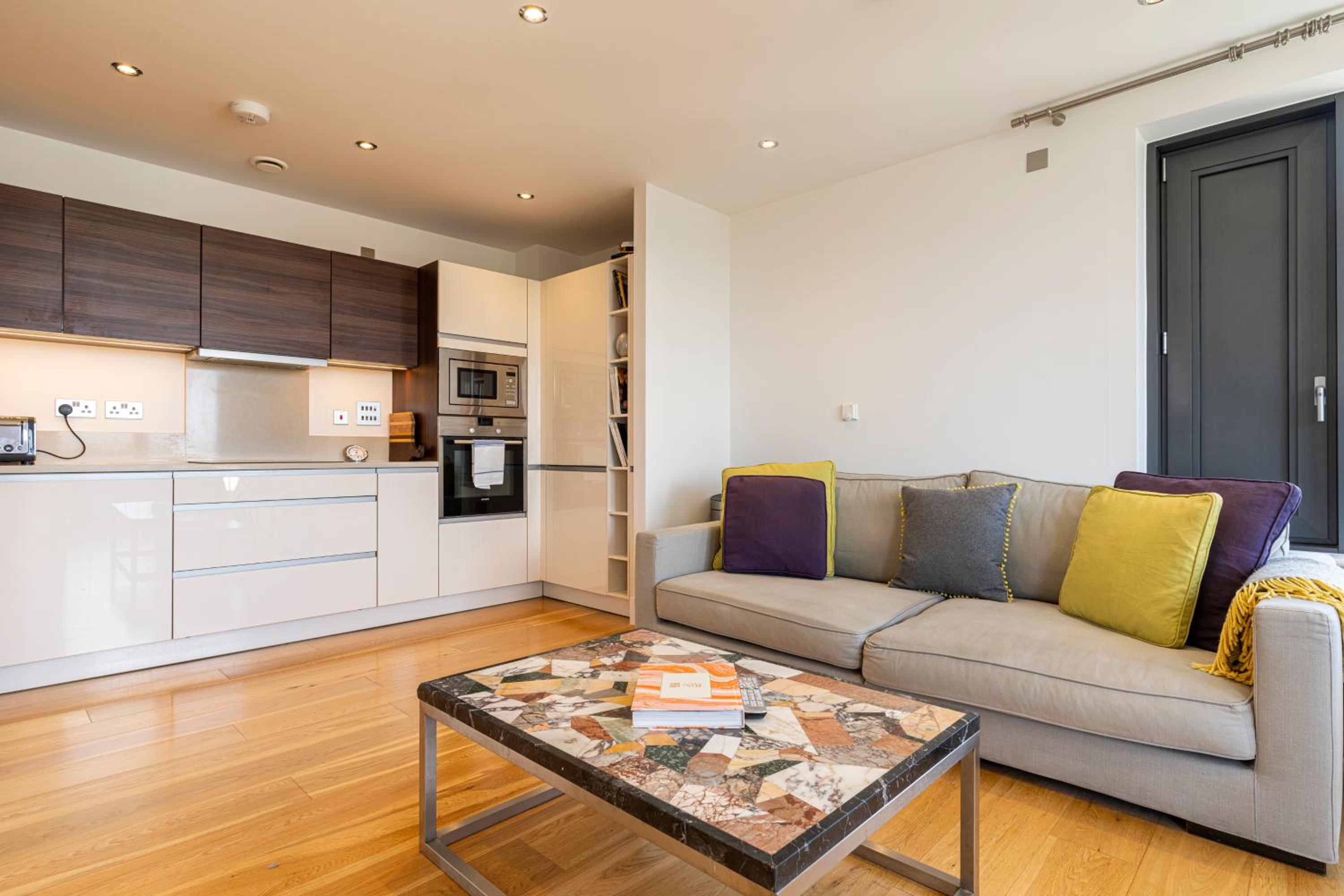 JOIVY Modern 1 bed, 2 bath flat with terrace in North Kensington