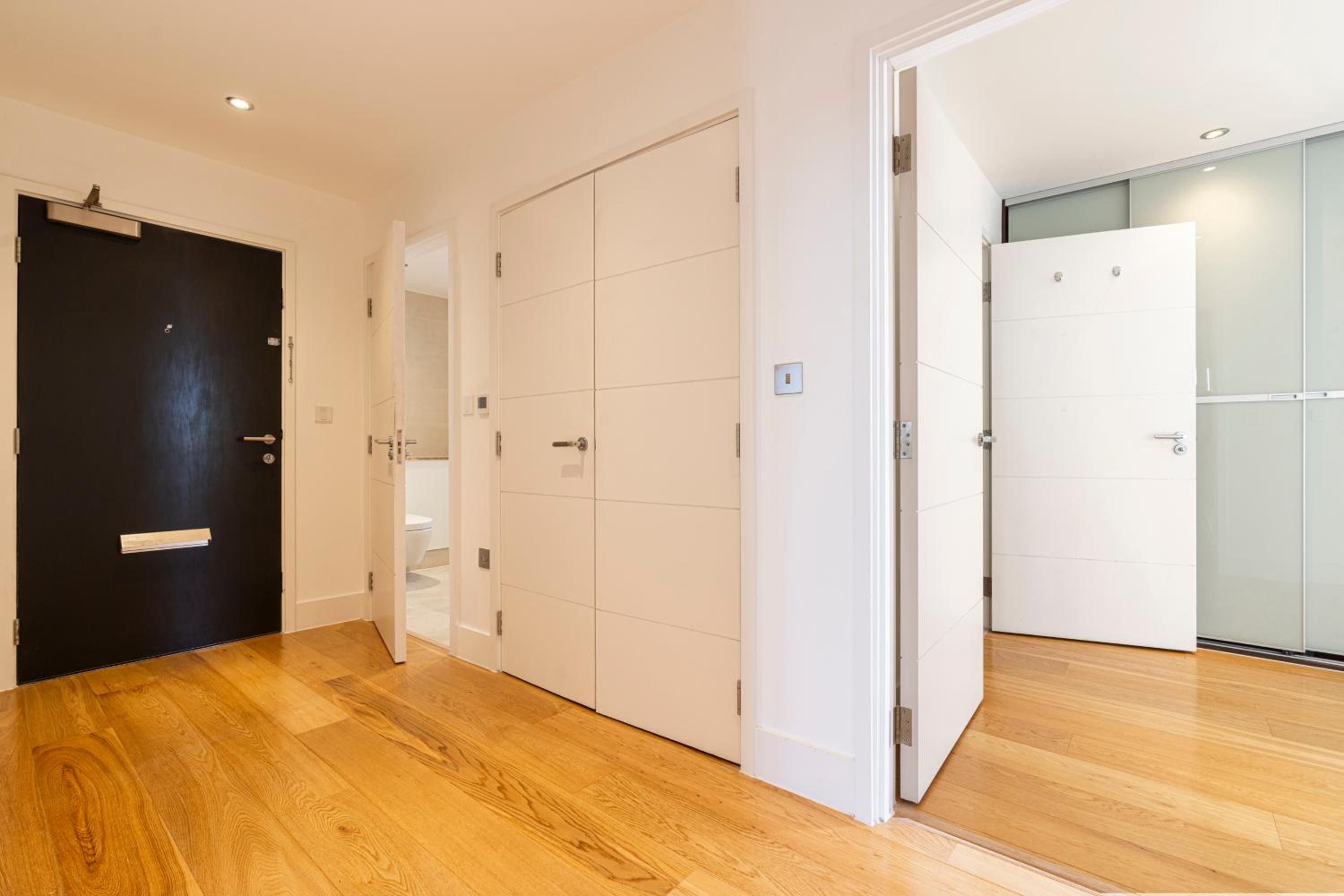 JOIVY Modern 1 bed, 2 bath flat with terrace in North Kensington
