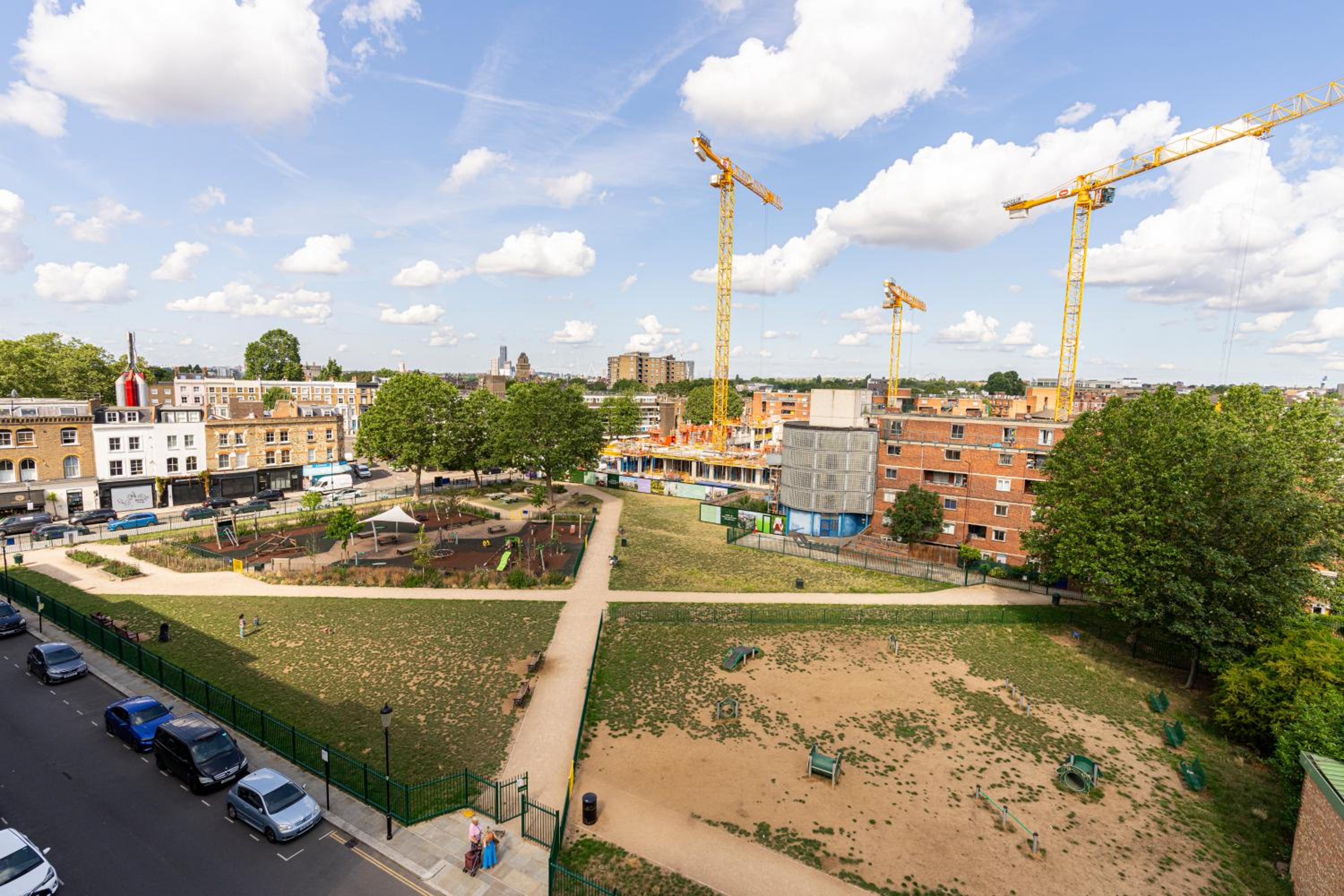 JOIVY Modern 1 bed, 2 bath flat with terrace in North Kensington