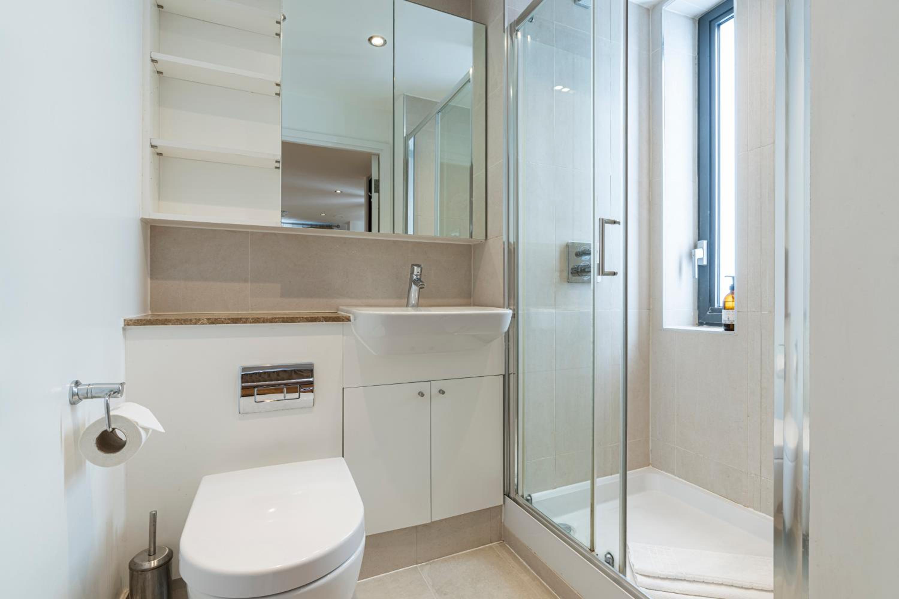 JOIVY Modern 1 bed, 2 bath flat with terrace in North Kensington