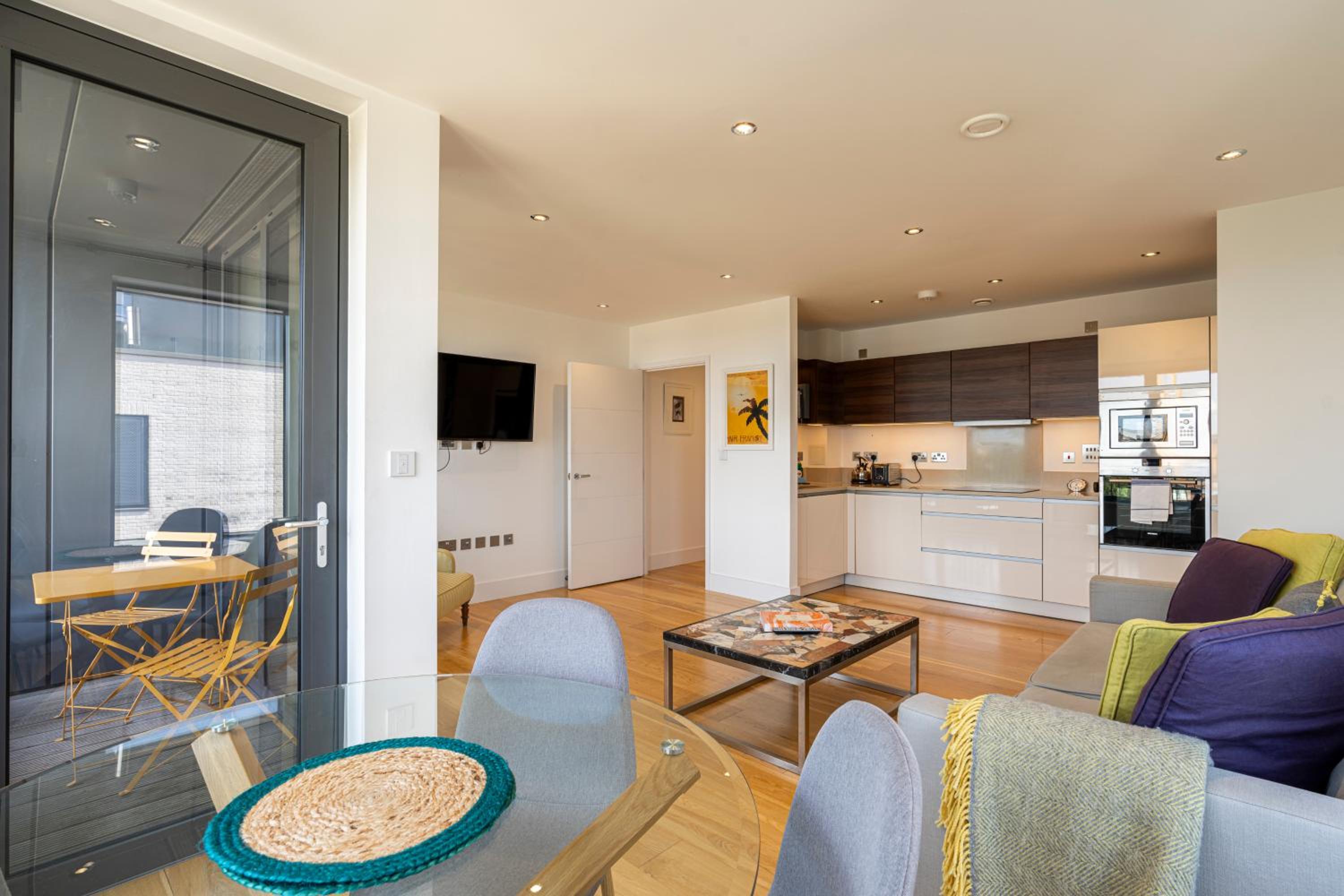 JOIVY Modern 1 bed, 2 bath flat with terrace in North Kensington