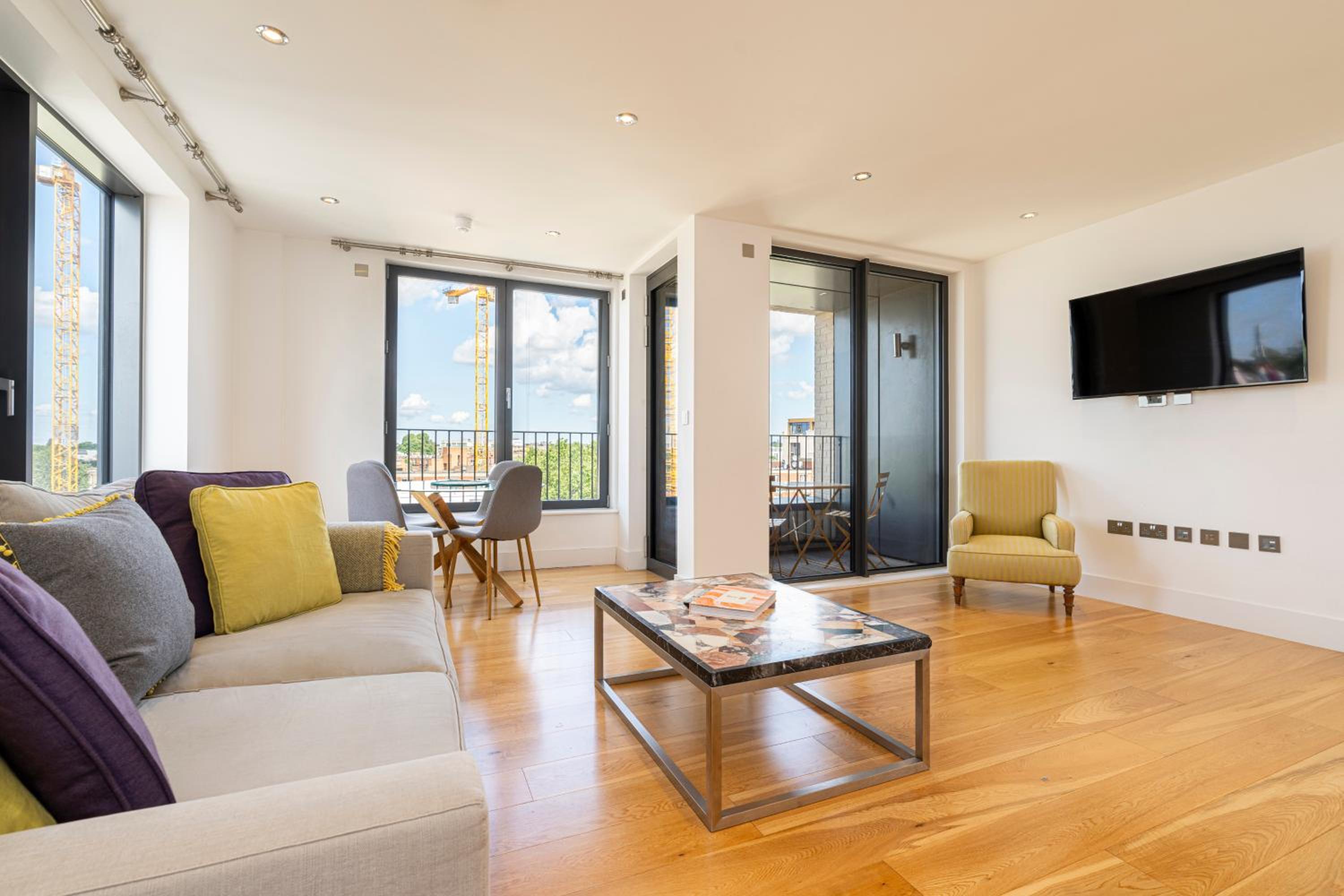 JOIVY Modern 1 bed, 2 bath flat with terrace in North Kensington