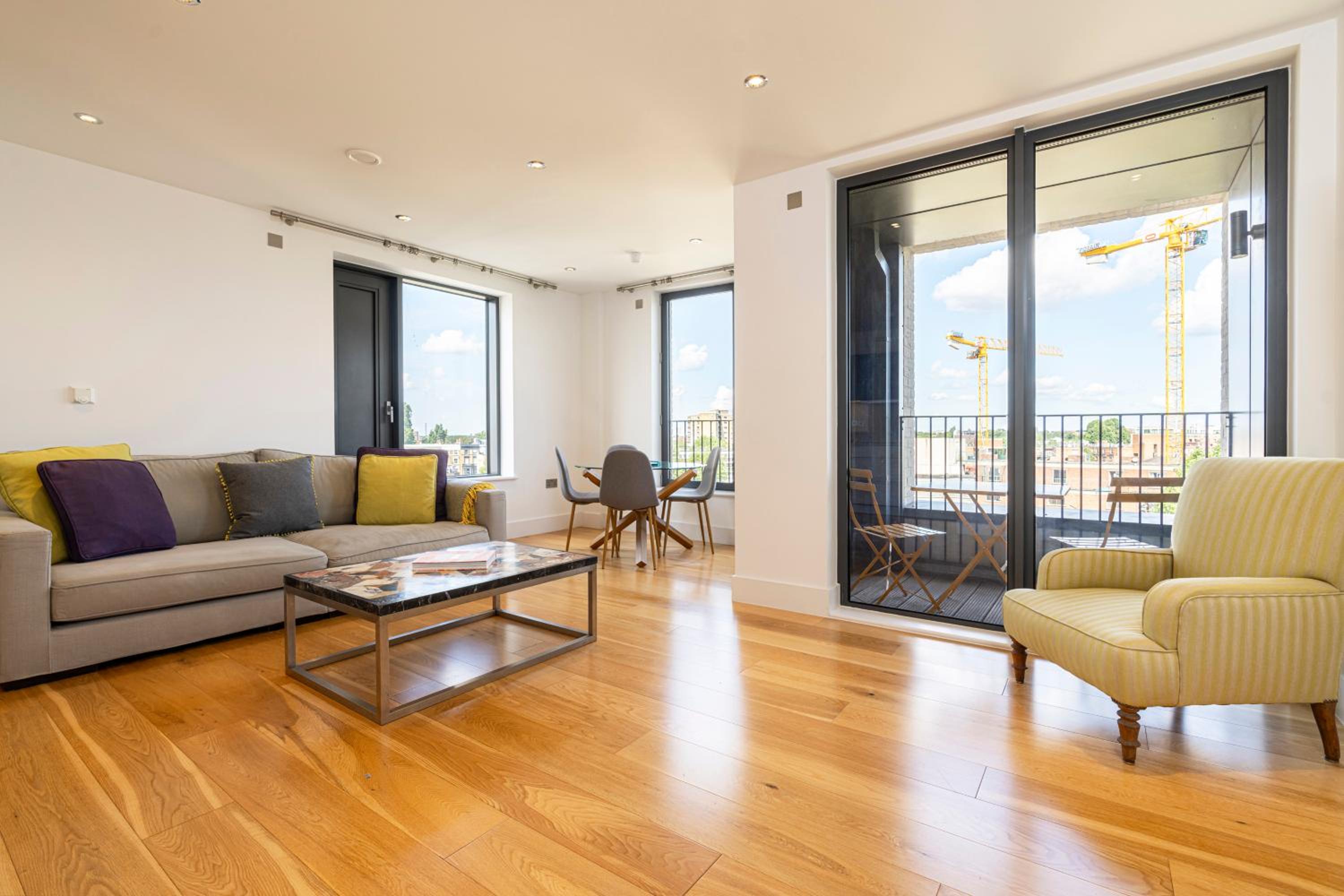 JOIVY Modern 1 bed, 2 bath flat with terrace in North Kensington