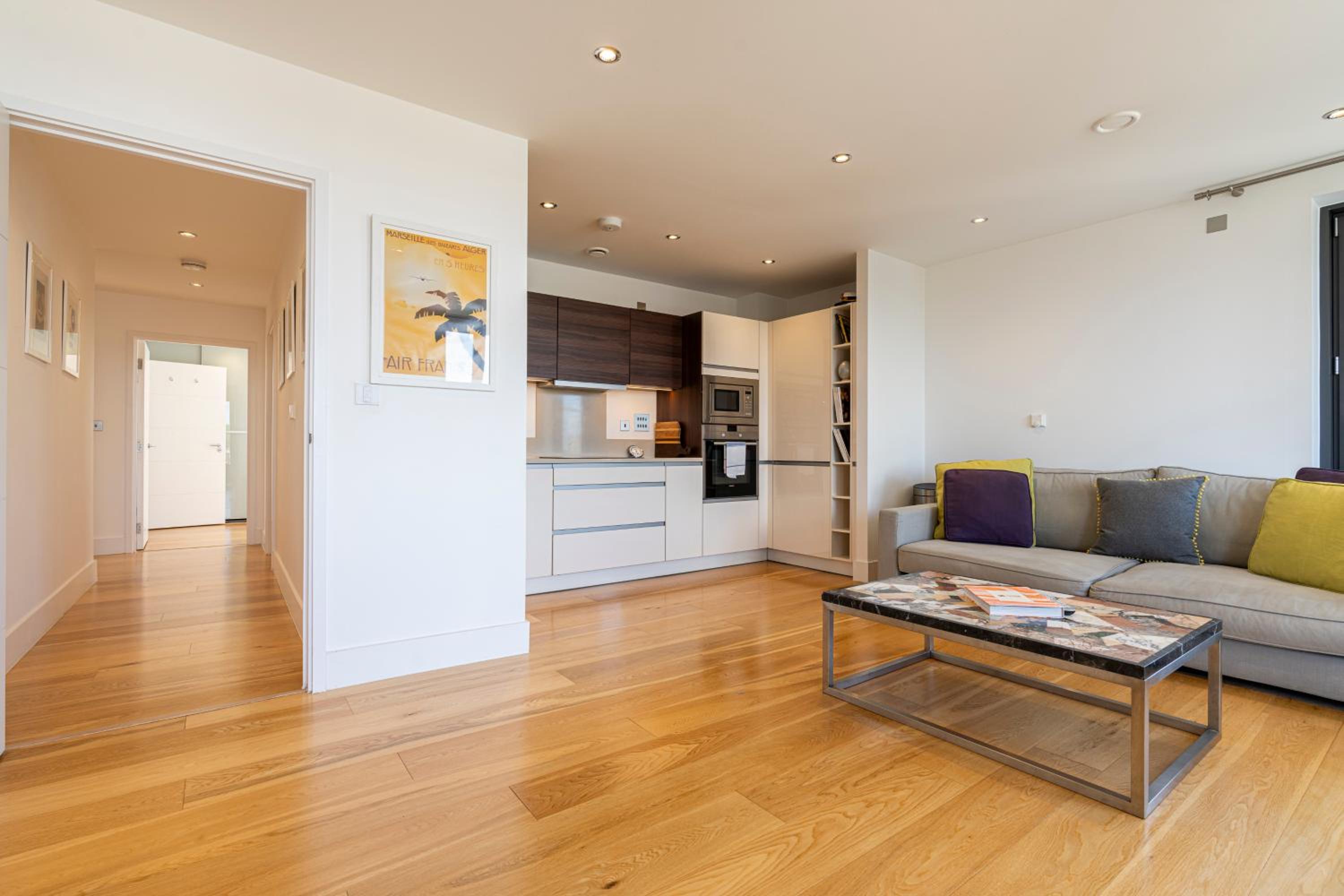 JOIVY Modern 1 bed, 2 bath flat with terrace in North Kensington