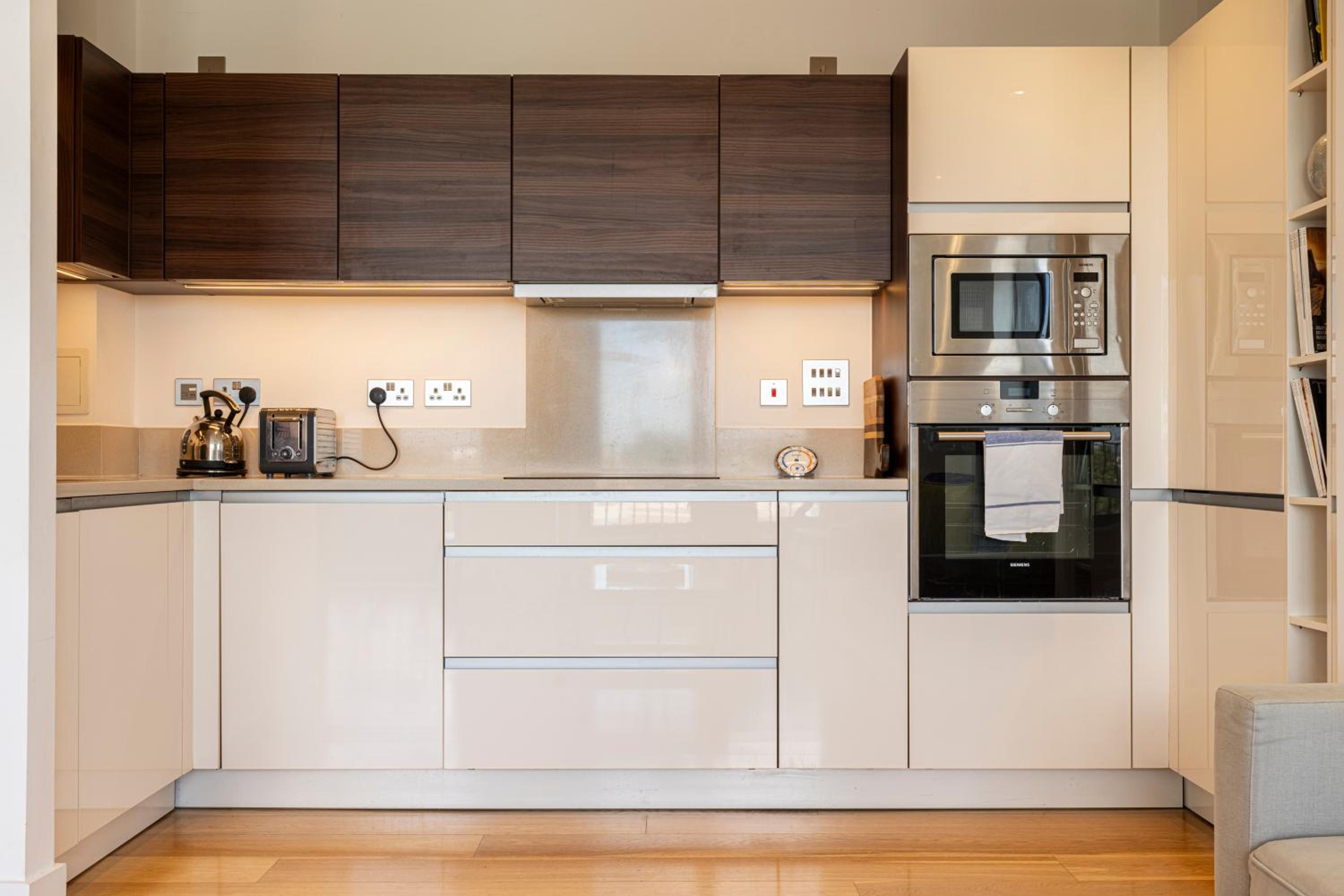 JOIVY Modern 1 bed, 2 bath flat with terrace in North Kensington