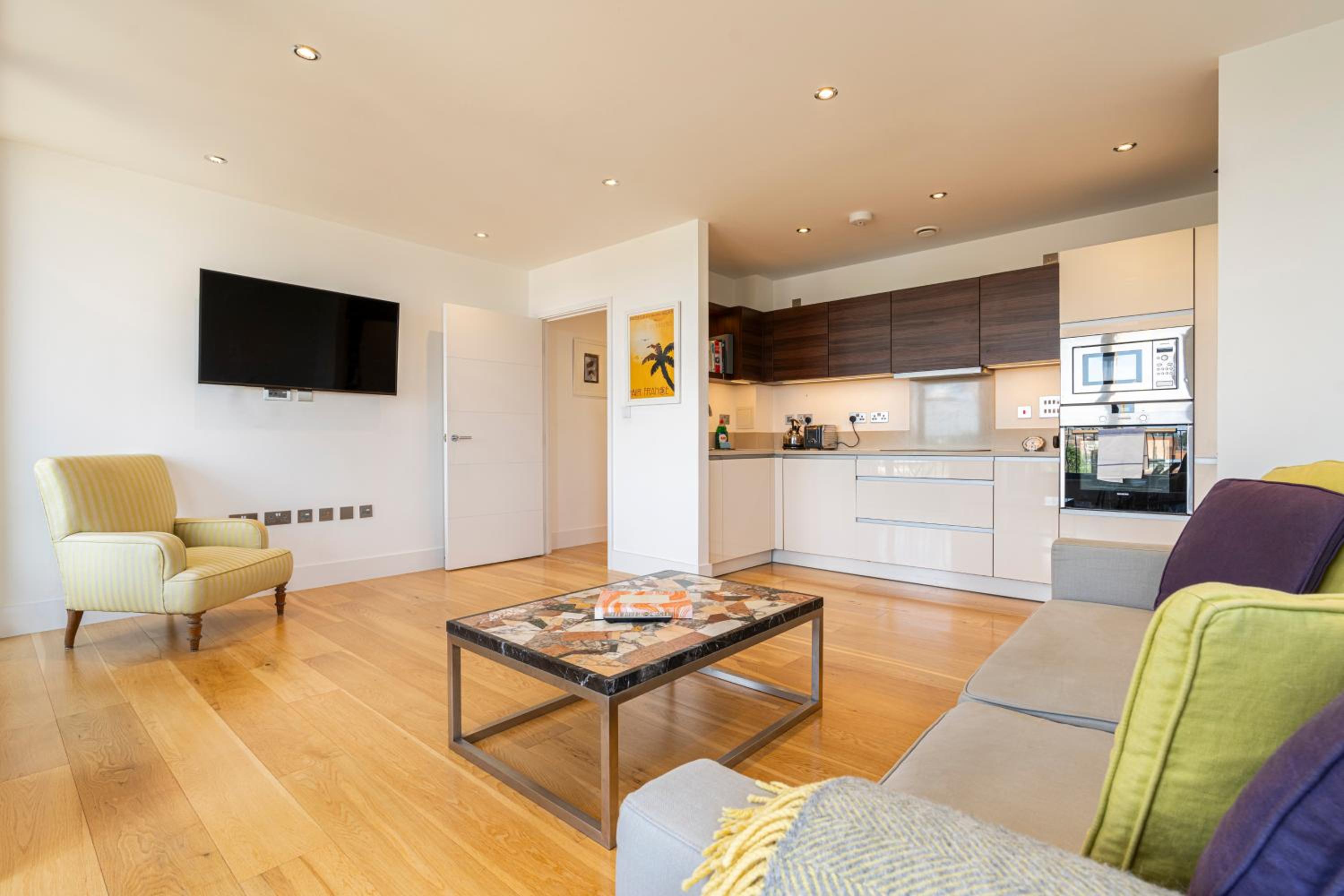 JOIVY Modern 1 bed, 2 bath flat with terrace in North Kensington