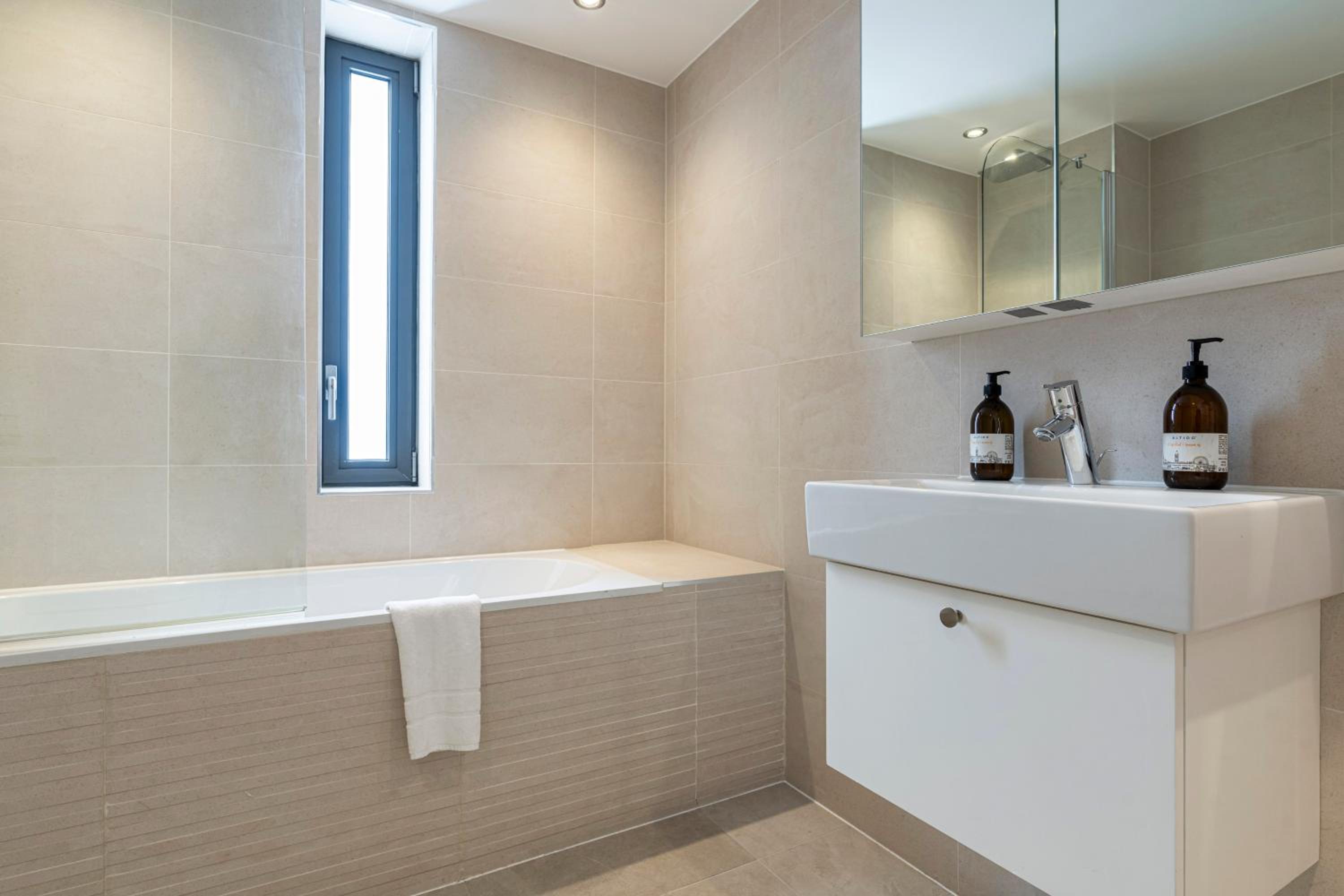 JOIVY Modern 1 bed, 2 bath flat with terrace in North Kensington