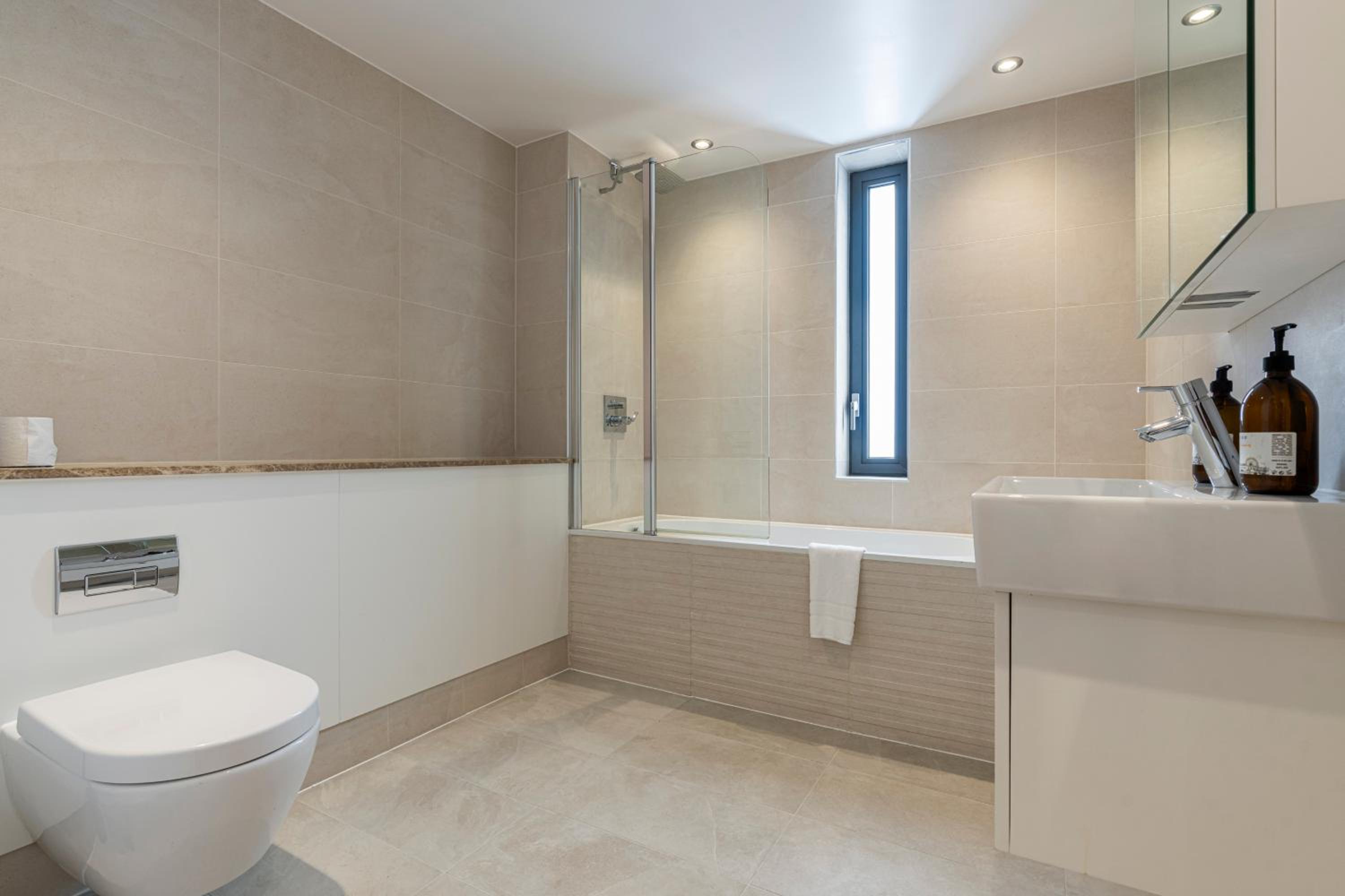 JOIVY Modern 1 bed, 2 bath flat with terrace in North Kensington