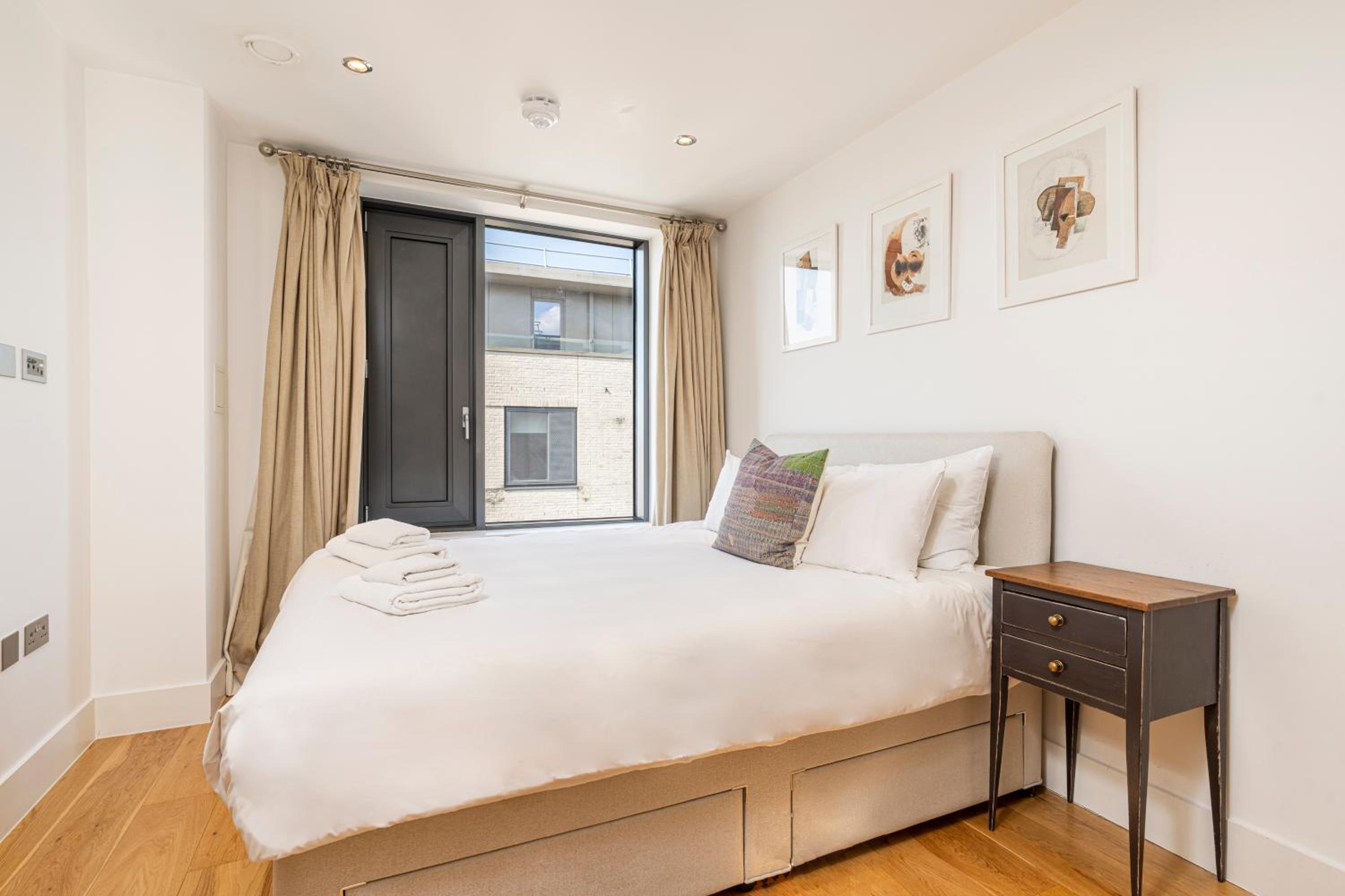 JOIVY Modern 1 bed, 2 bath flat with terrace in North Kensington