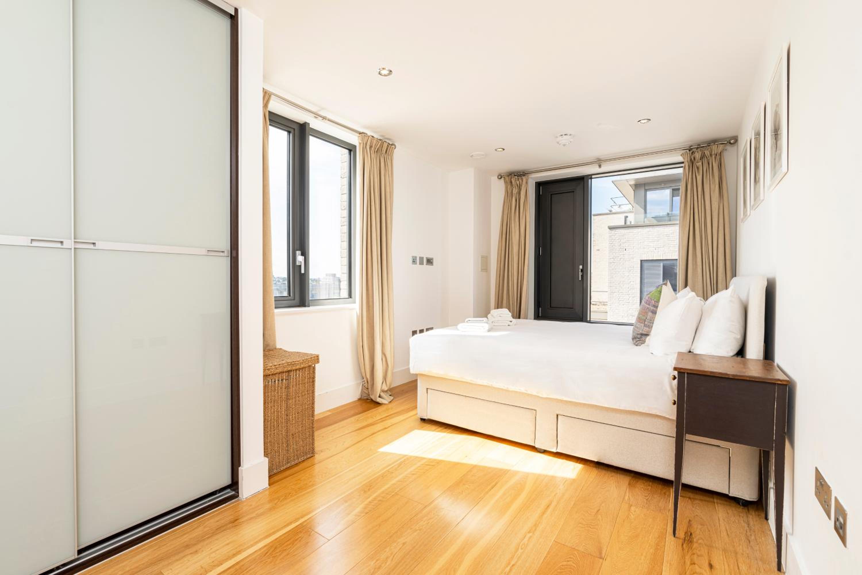 JOIVY Modern 1 bed, 2 bath flat with terrace in North Kensington