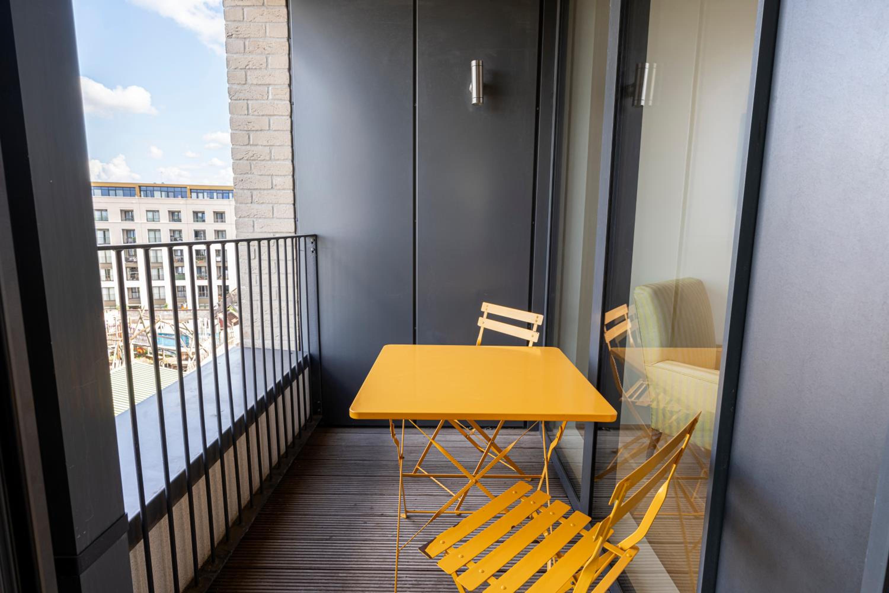 JOIVY Modern 1 bed, 2 bath flat with terrace in North Kensington