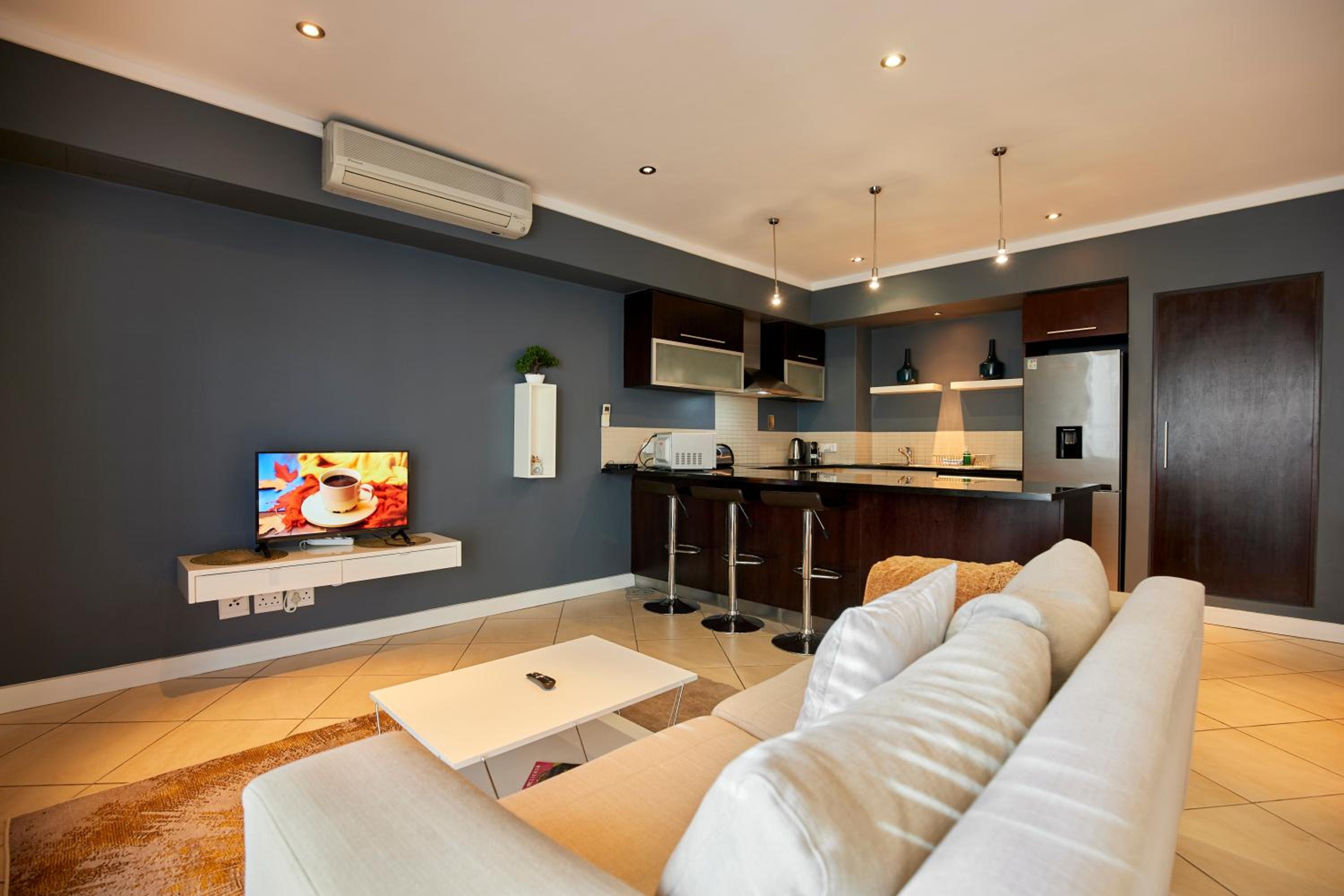 Sunny, Central Cape Town living! view 4