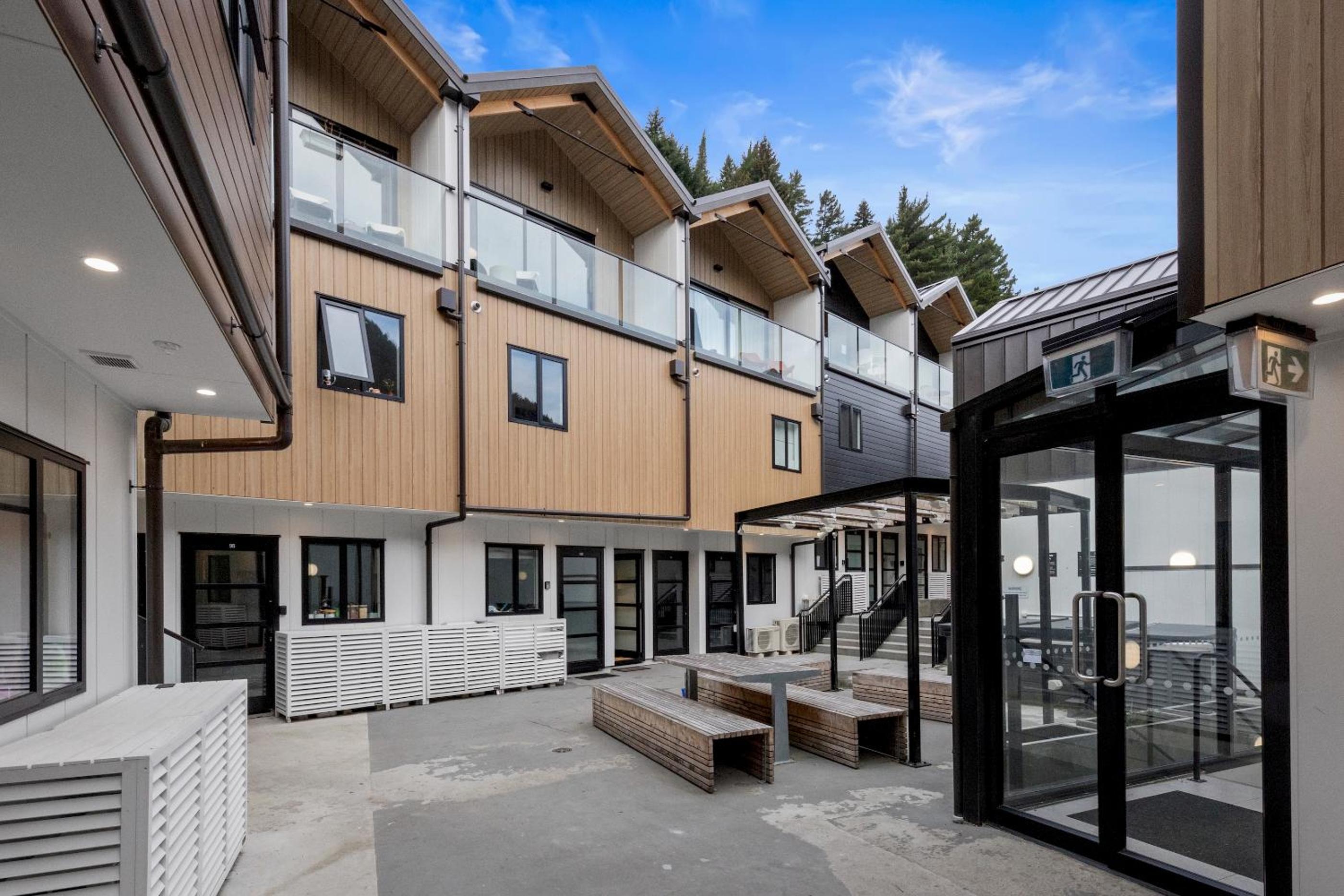 Modern Central Living - 3 Bed Aprtmnt with Gym view 4