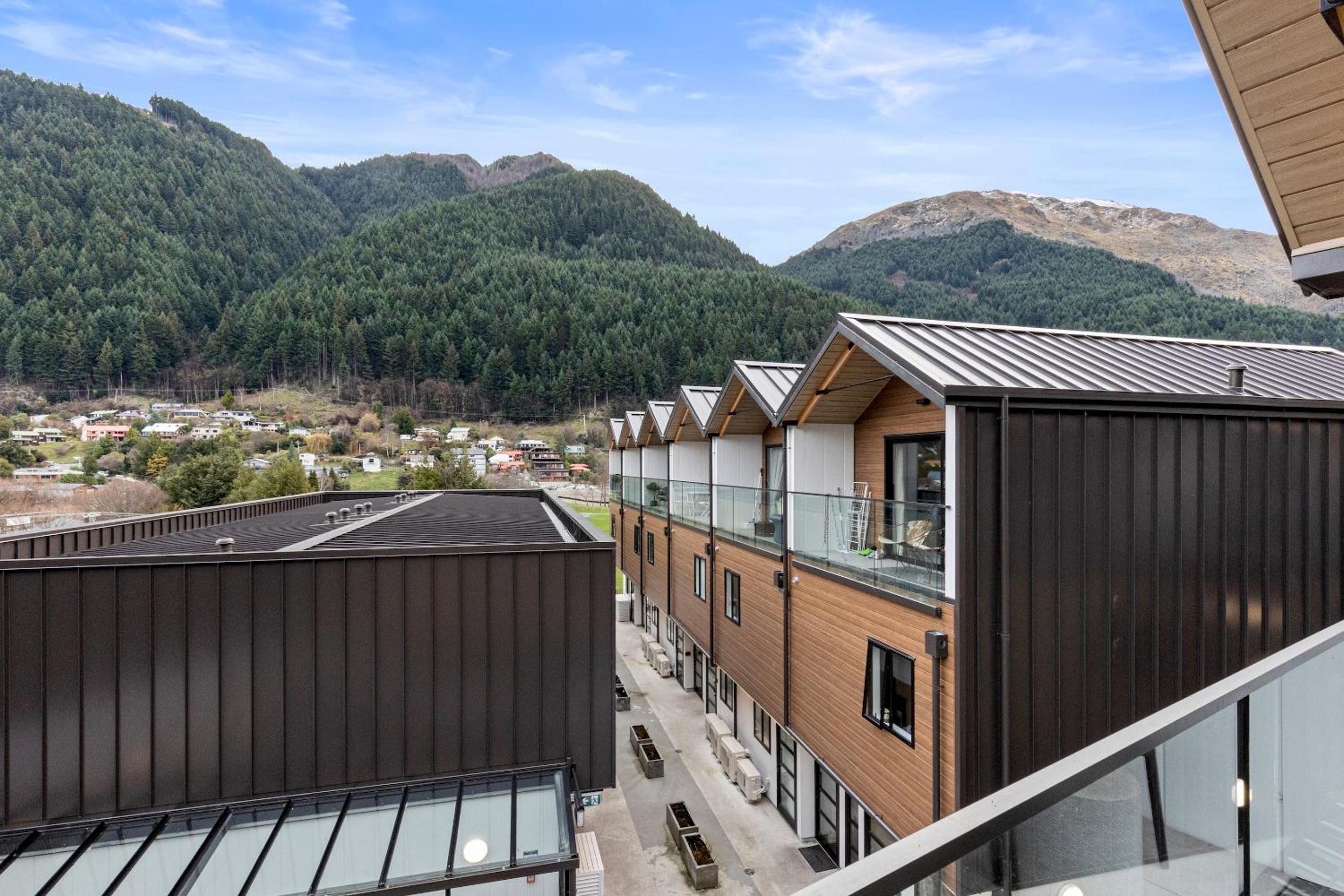 Modern Central Living - 3 Bed Aprtmnt with Gym view 2