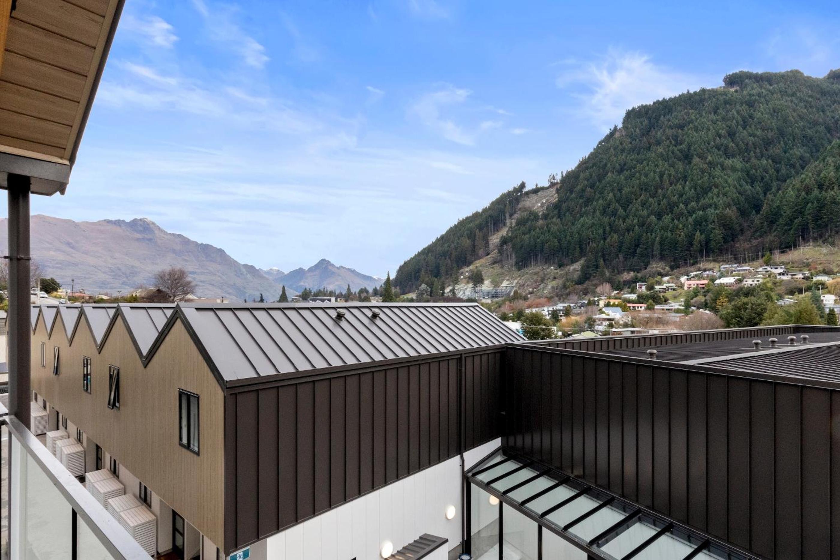 Modern Central Living - 3 Bed Aprtmnt with Gym view 3