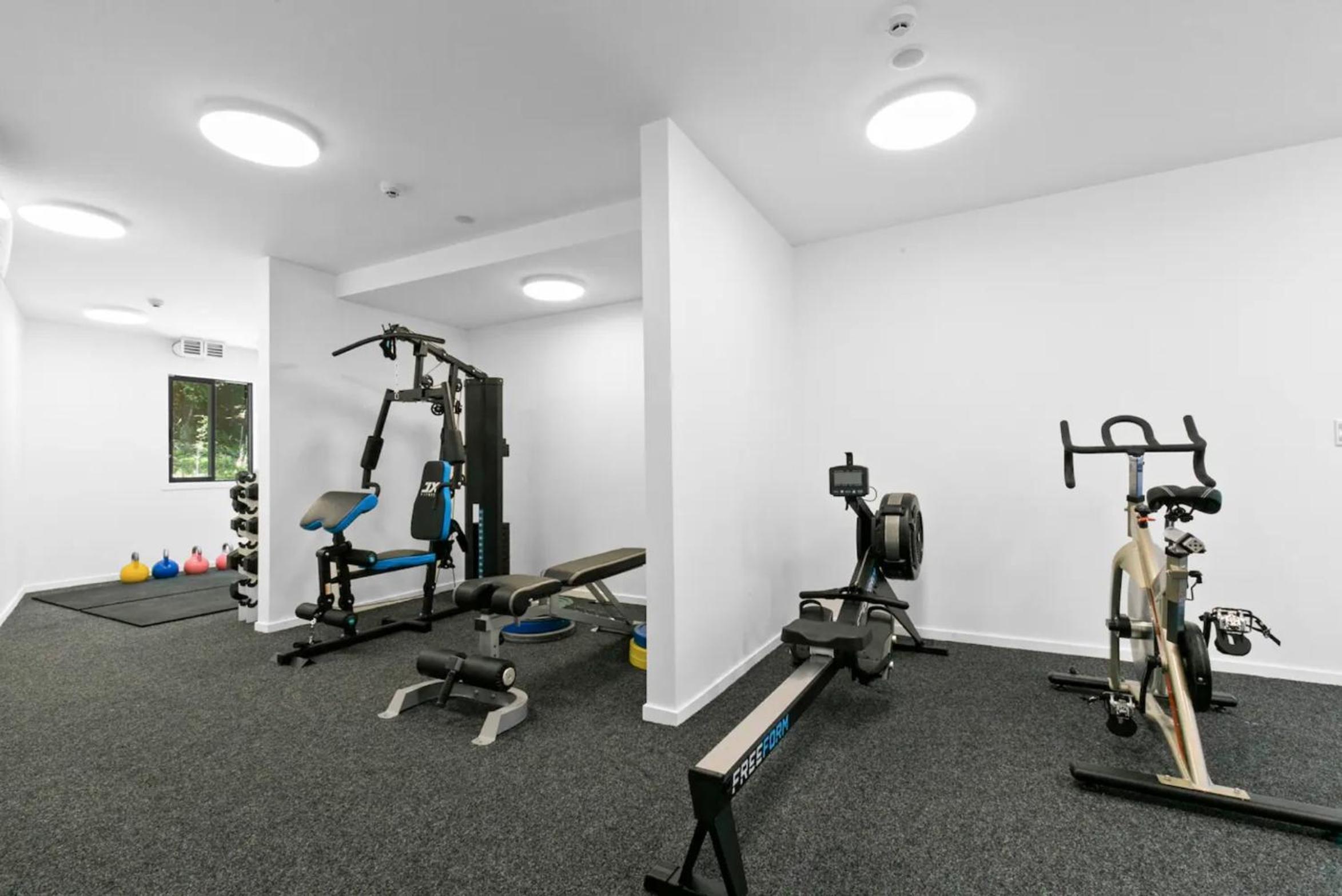 Modern Central Living - 3 Bed Aprtmnt with Gym view 5