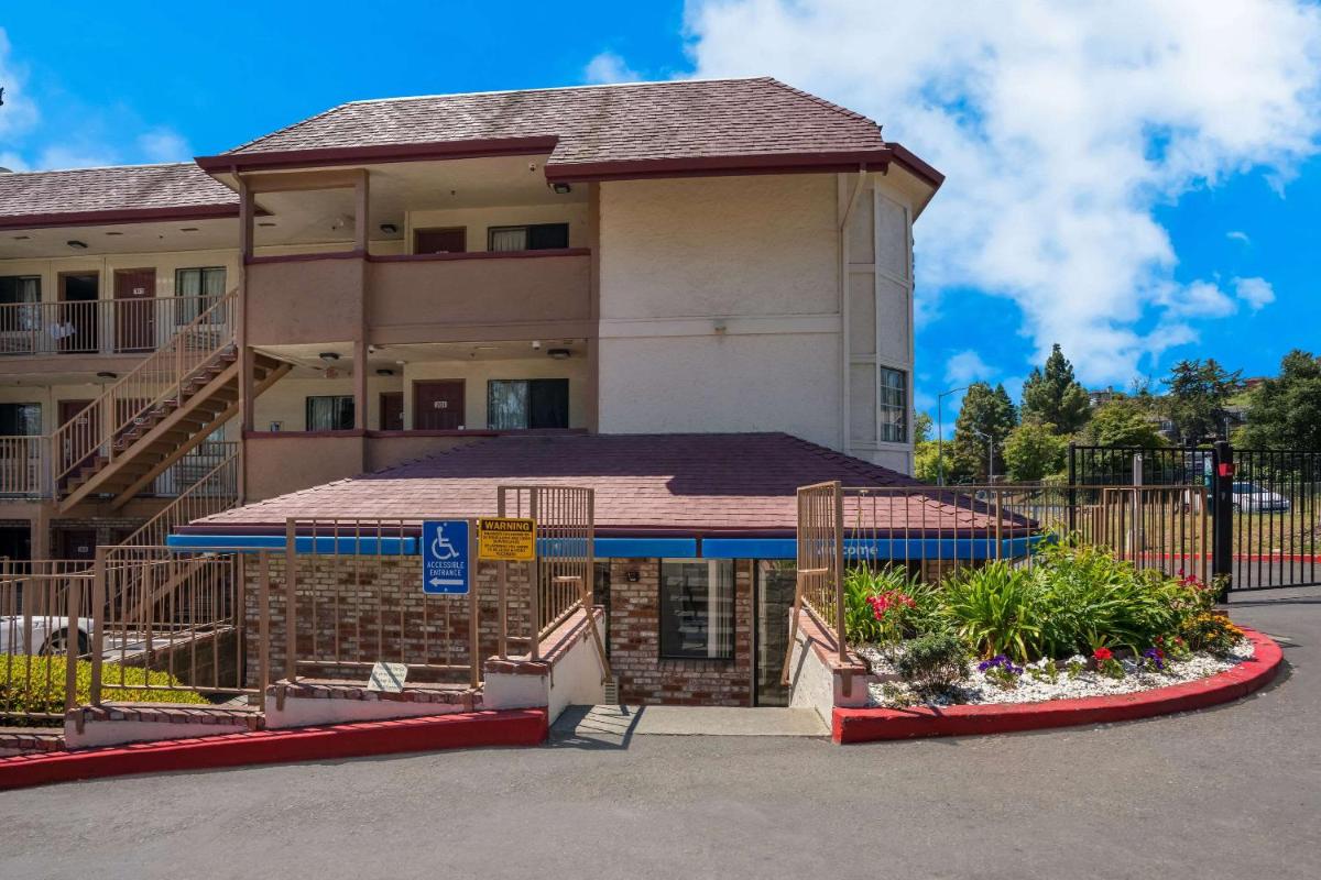 Vallejo Vacations - Econo Lodge - Property Image 12