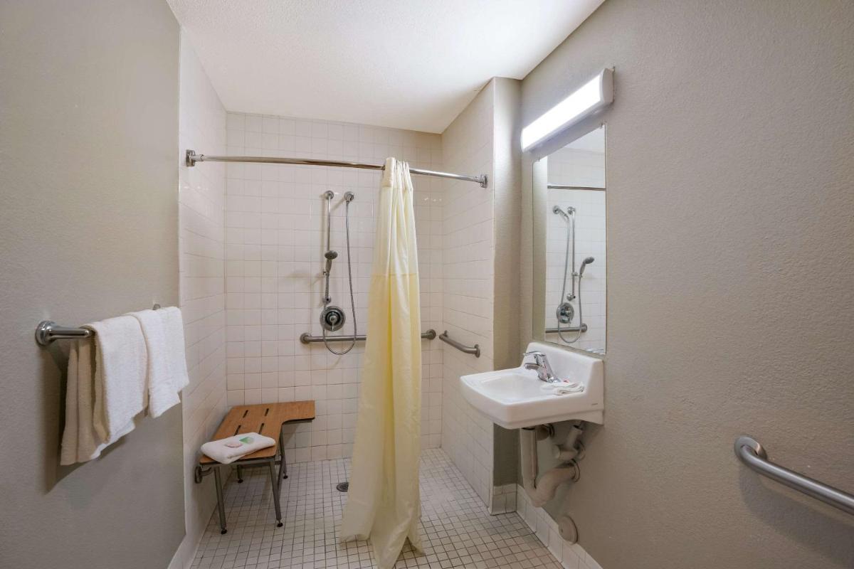 Vallejo Vacations - Econo Lodge - Property Image 16