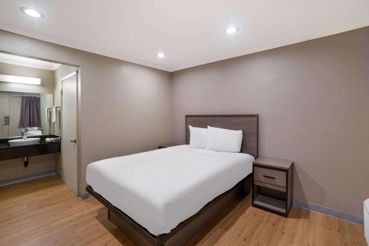 Vallejo Vacations - Econo Lodge - Property Image 1