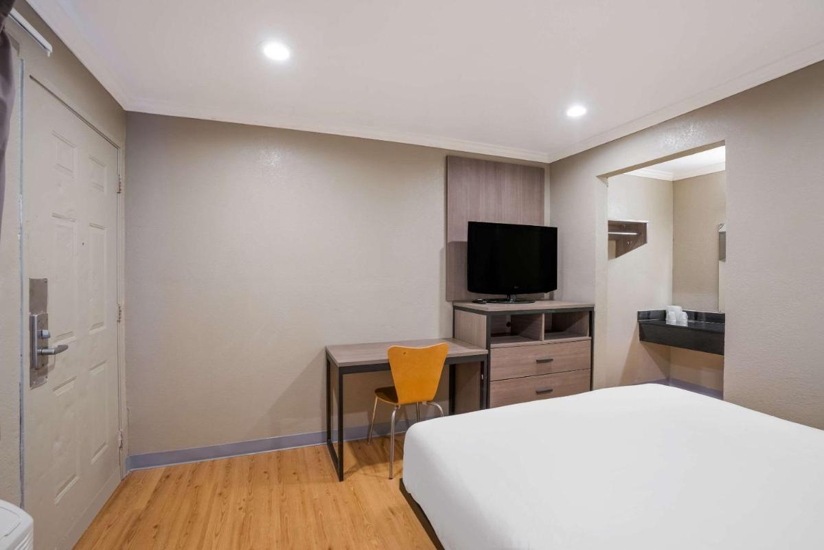 Vallejo Vacations - Econo Lodge - Property Image 11