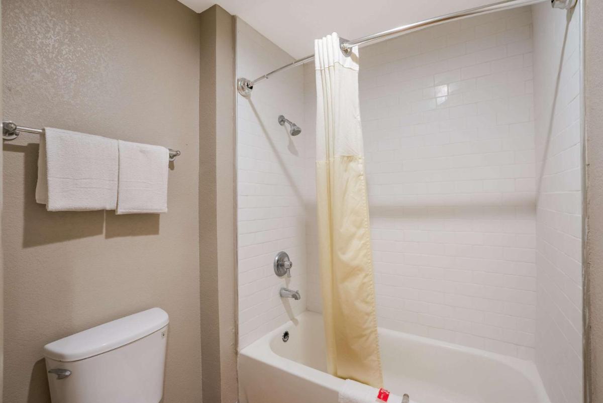 Vallejo Vacations - Econo Lodge - Property Image 9