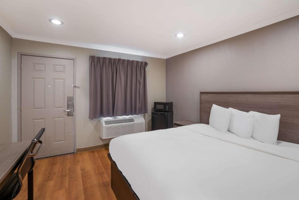 Vallejo Vacations - Econo Lodge - Property Image 7