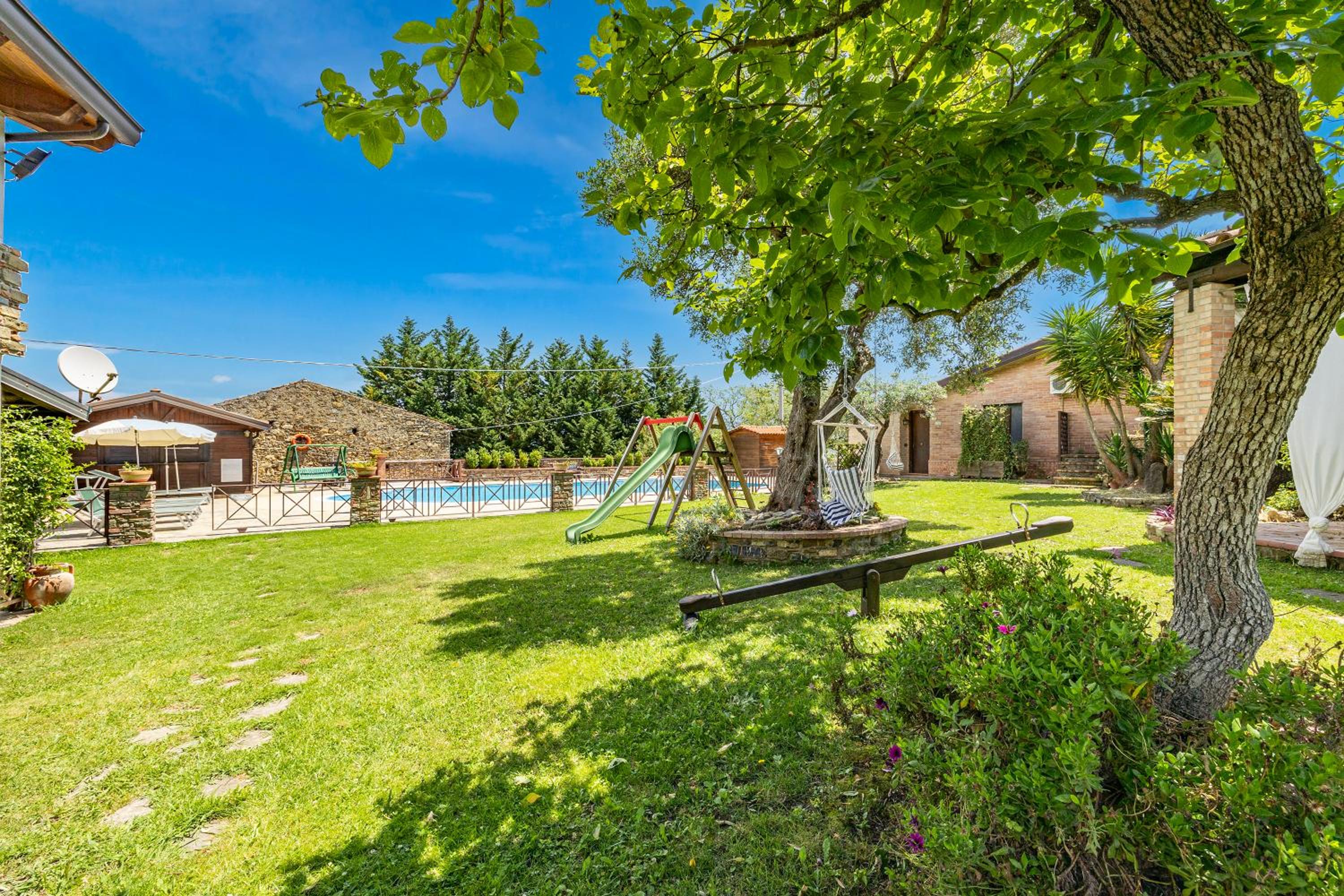 Vineyard Dépendance With Shared Pool - Happy Rentals view 3
