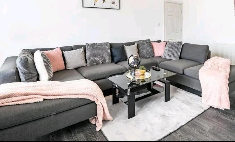 Newly Furnished 3 Bedroom Apartment view 4