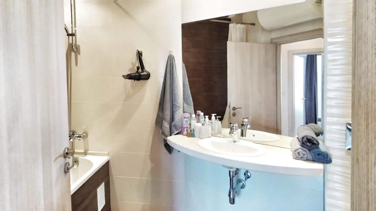 La Mer spacious Apartment with a Sea View