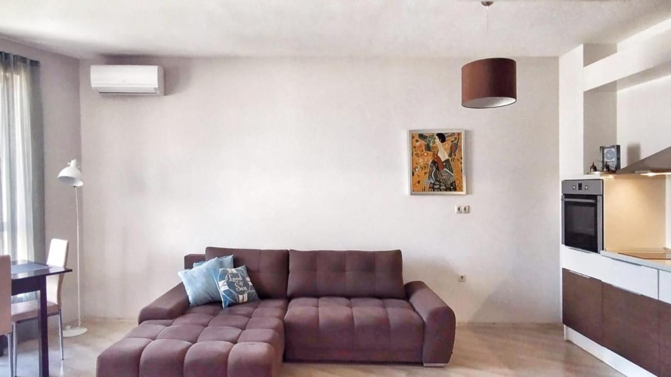 La Mer spacious Apartment with a Sea View