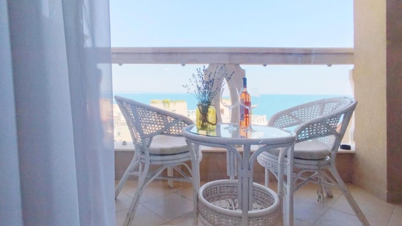 La Mer spacious Apartment with a Sea View