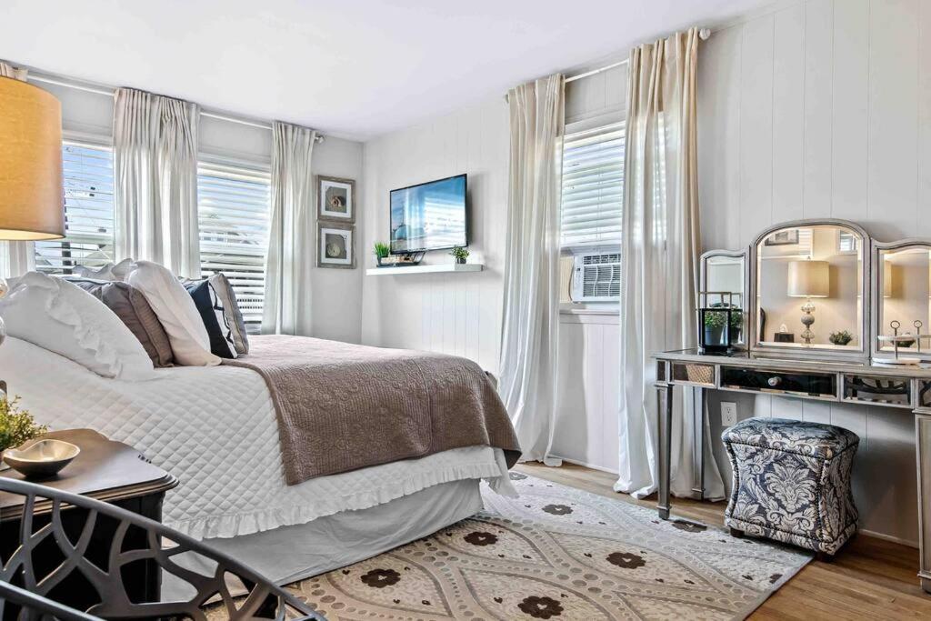 Beautiful Renovated Beach Condo in Center of OC view 2