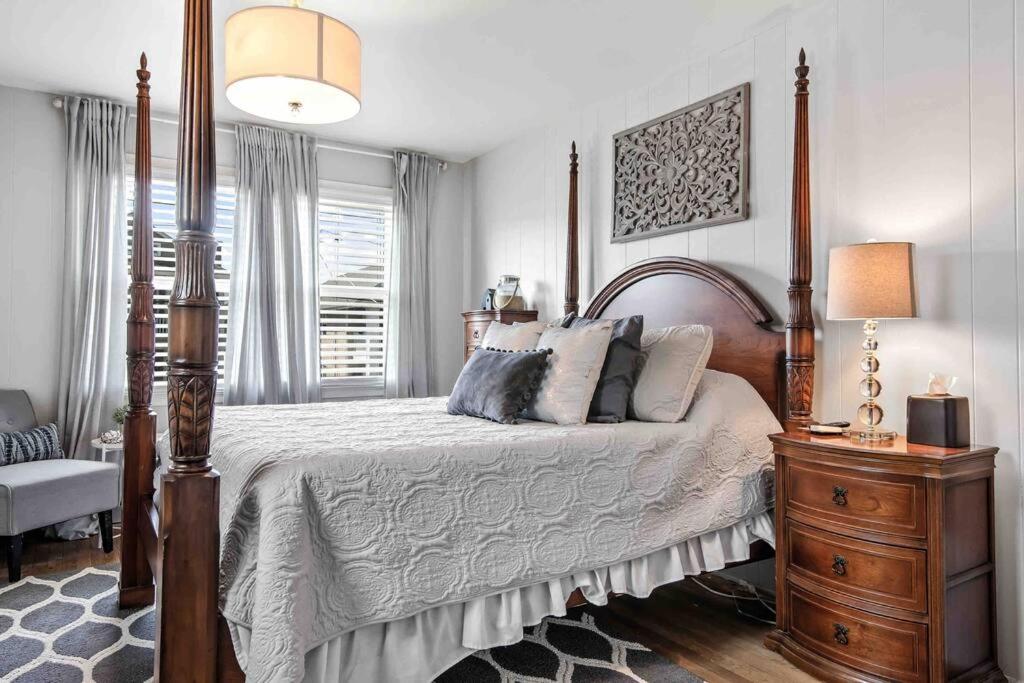 Beautiful Renovated Beach Condo in Center of OC view 4