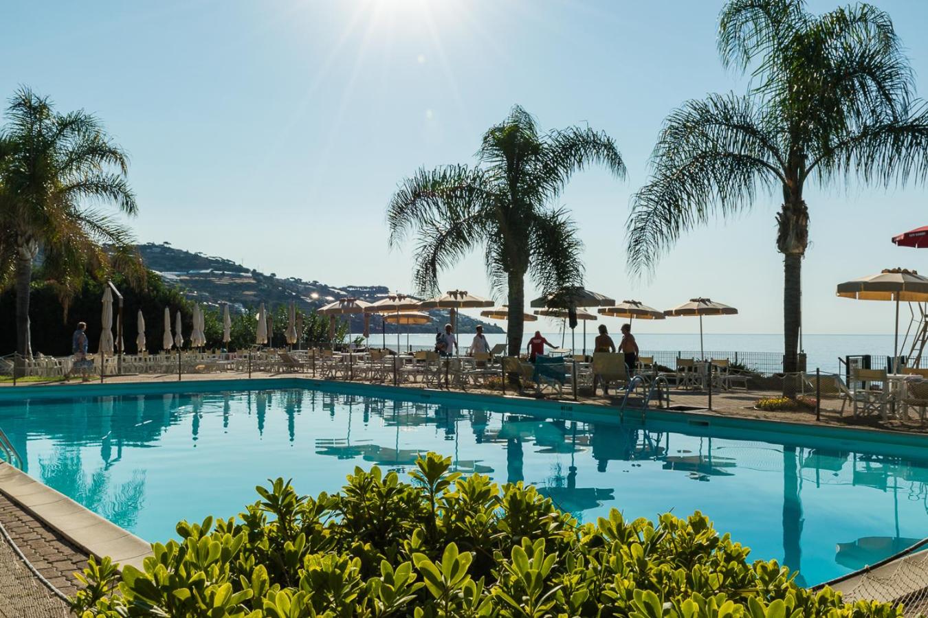 Elegante Appartamento con Piscina - Wi-Fi & Box Privato view 3
