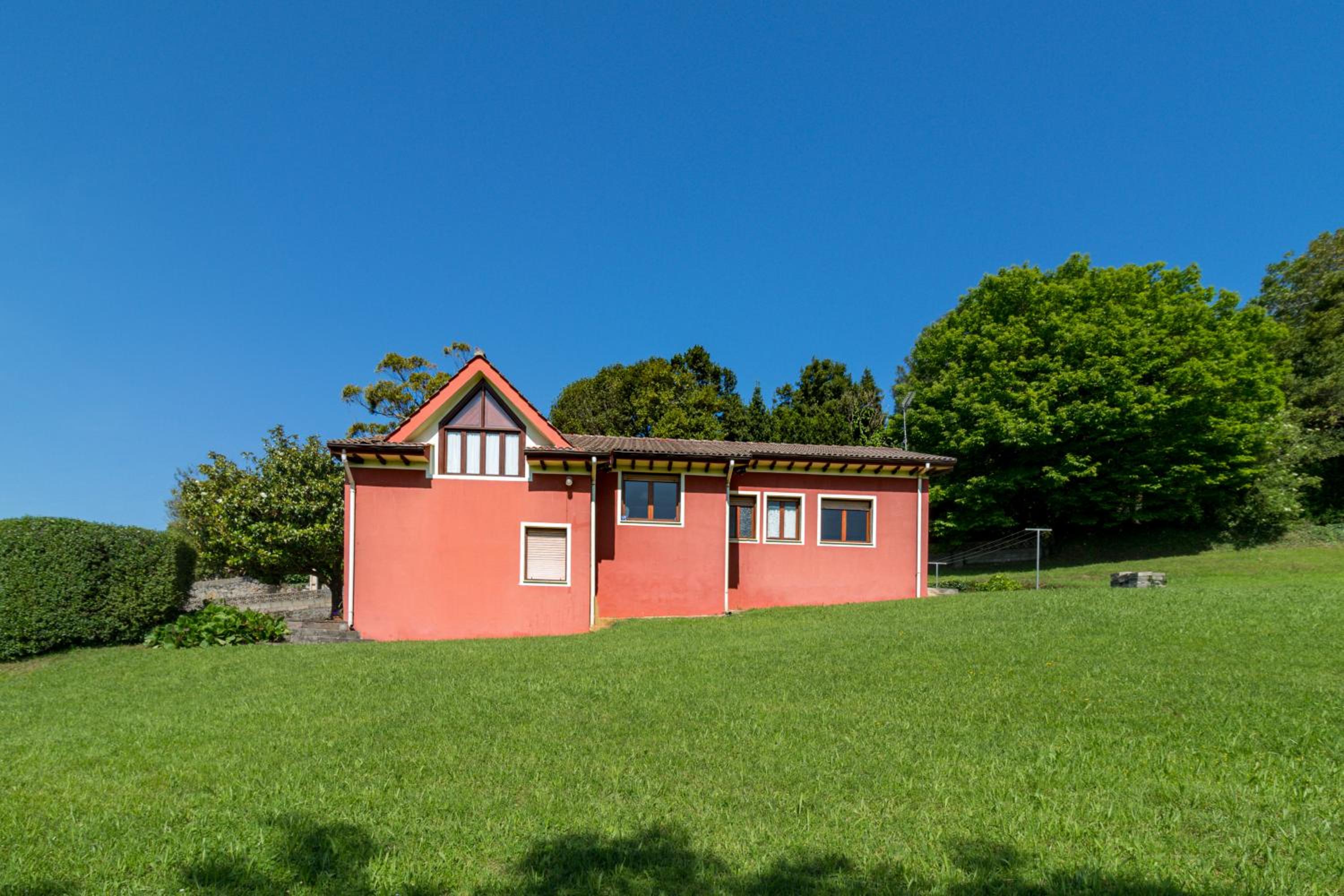 Casa con jardín privado Oreña