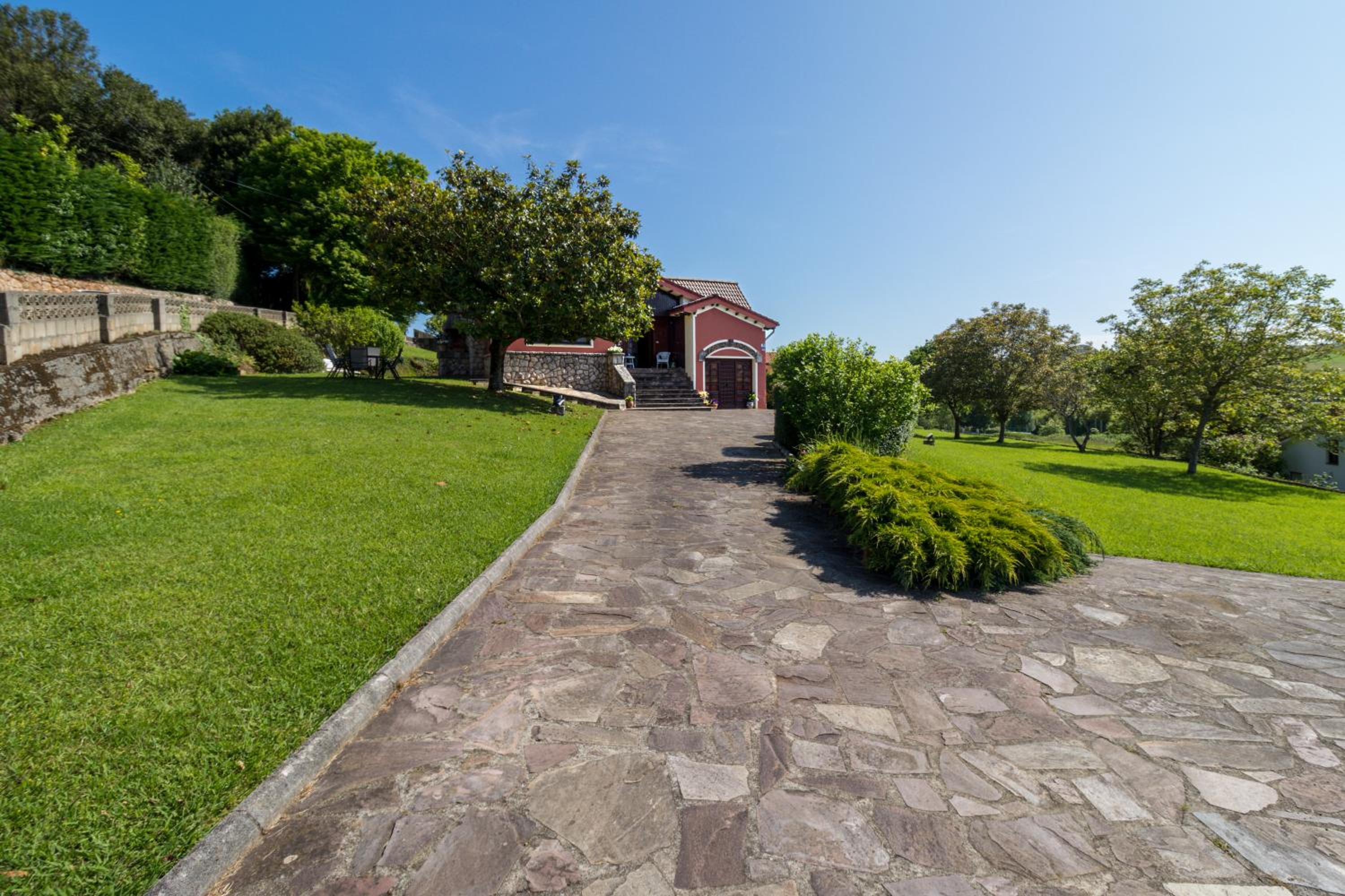 Casa con jardín privado Oreña