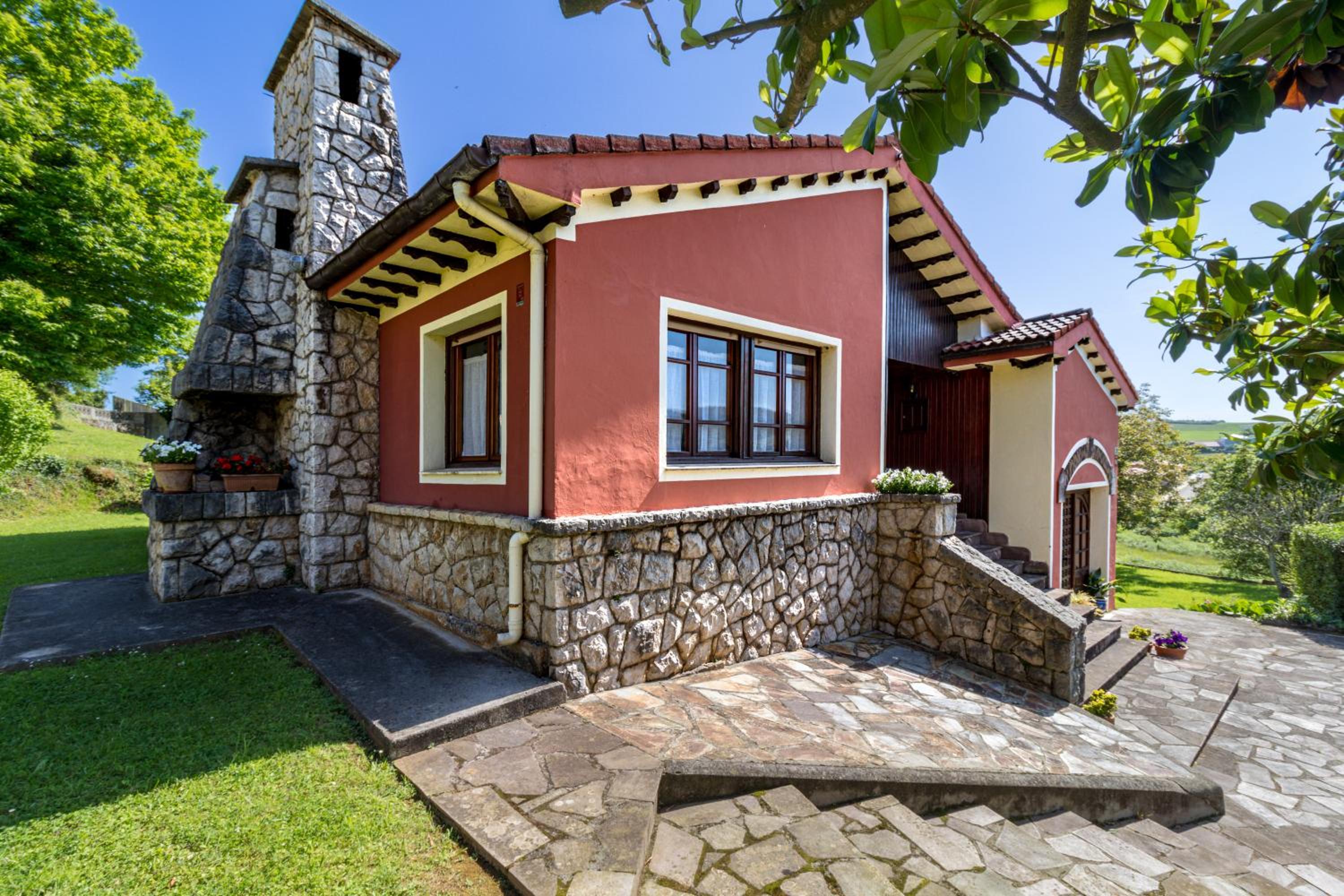 Casa con jardín privado Oreña