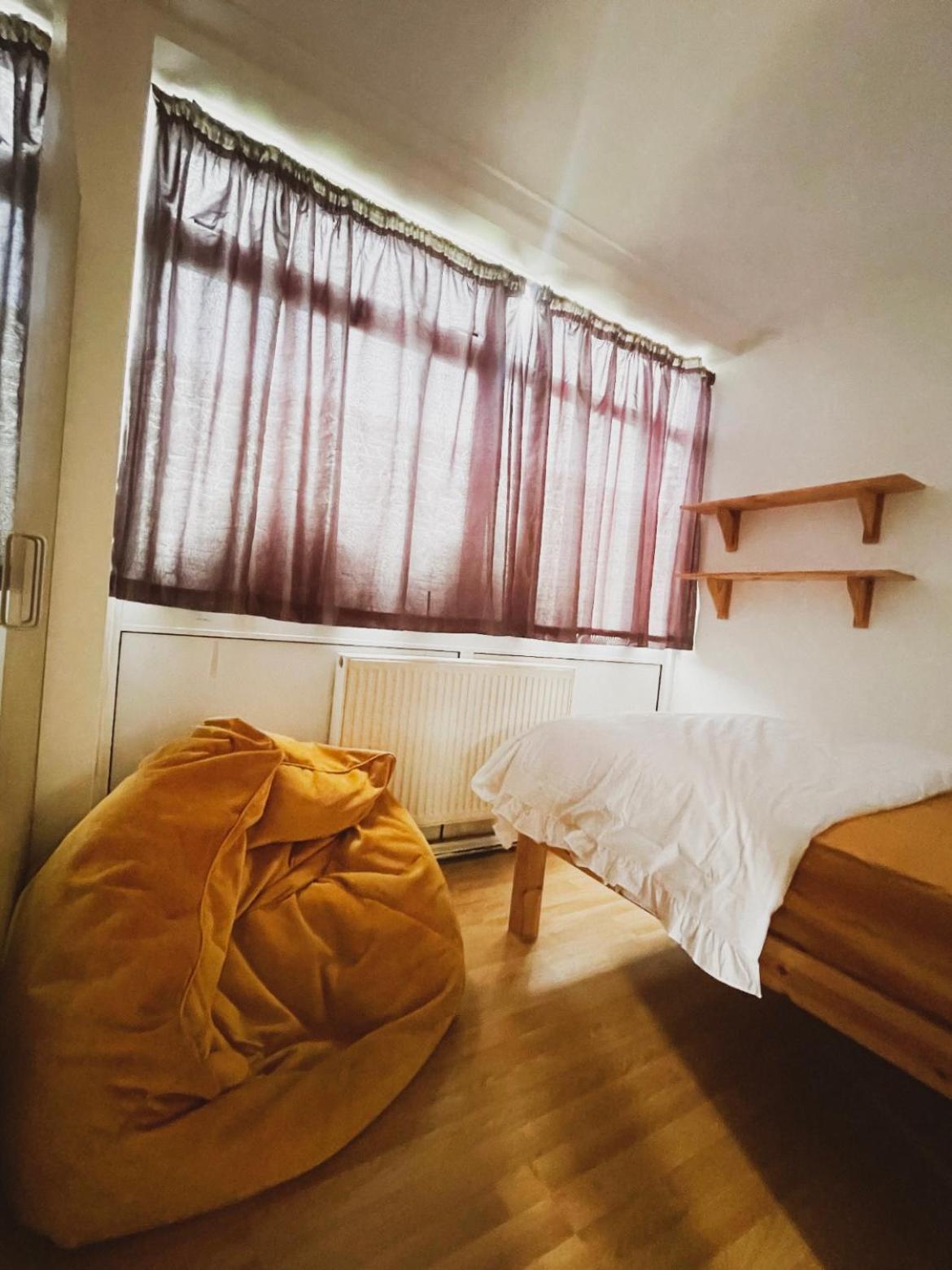 Entire Flat, Canterbury Centre - Free Parking view 5