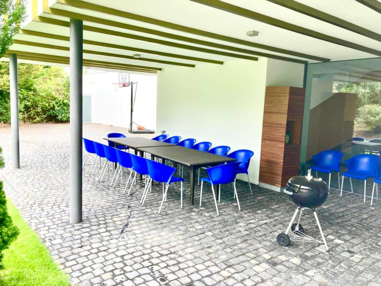 Luxus Design Ferienhaus Villa EMG Bensheim nah Frankfurt, Heidelberg mit Sauna, Schwimmteich, Garten für Familien und Gruppen bis 17 Personen