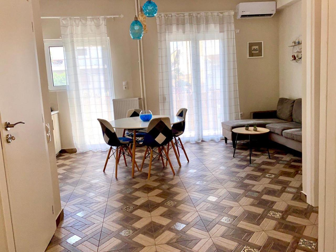 Dafni's home is in 200m to metro Ag Ioanis